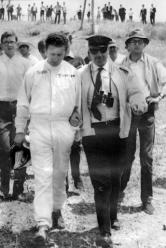 Nino Vaccarella appiedato nel 1967 in Sicilia. Ap