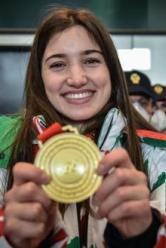 Stefania Constantini mostra l'oro olimpico al suo ritorno in Italia. Ansa