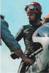 Qui sopra una rarissima foto di Santiago Herrero durante il test segreto con la Benelli ufficiale effettuato a Modena il 12 maggio del 1970