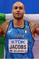 Marcell Jacobs, festeggia con la bandiera dell'italia