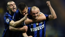 Inter Milan's Dutch midfielder Wesley Sneijder (R) celebrates with teamates Brazilian midfielder Thiago Motta and Macedonian forward Goran Pandev (L) after Argentinian striker Diego Milito (not pictured) scored against Inter Milan during the UEFA Champions League first leg semifinal Inter Milan vs Barcelona football match on April 20, 2010 at San Siro stadium in Milan.  AFP PHOTO / Filippo MONTEFORTE