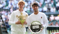  Jannik Sinner of Italy poses with the Gentlemen’s Singles Trophy alongside Carlos Alcaraz of Spain with the Gentlemen’s Singles Runner-Up Trophy after the Gentlemen’s Singles Final on day fourteen of The Championships Wimbledon 2025 at All England Lawn Tennis and Croquet Club on July 13, 2025 in London, England. (Photo by Clive Brunskill/Getty Images)