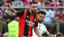 Manchester United's Portuguese midfielder #08 Bruno Fernandes (L) and AC Milan's Spanish defender Mario Gila vie for the ball during the pre-season friendly football match between Manchester United and AC Milan at the Tarczynski Arena in Wroclaw, Poland, on August 15, 2026. (Photo by Sergei GAPON / AFP)