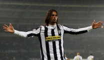 epa01913622 Juventus' forward Amauri reacts after scoring in the Italian Serie A match Juventus Turin vs Sampdoria Genoa at the Olimpic Stadium in Turin, Italy, 28 October 2009.  EPA/MARCO GIGLIO