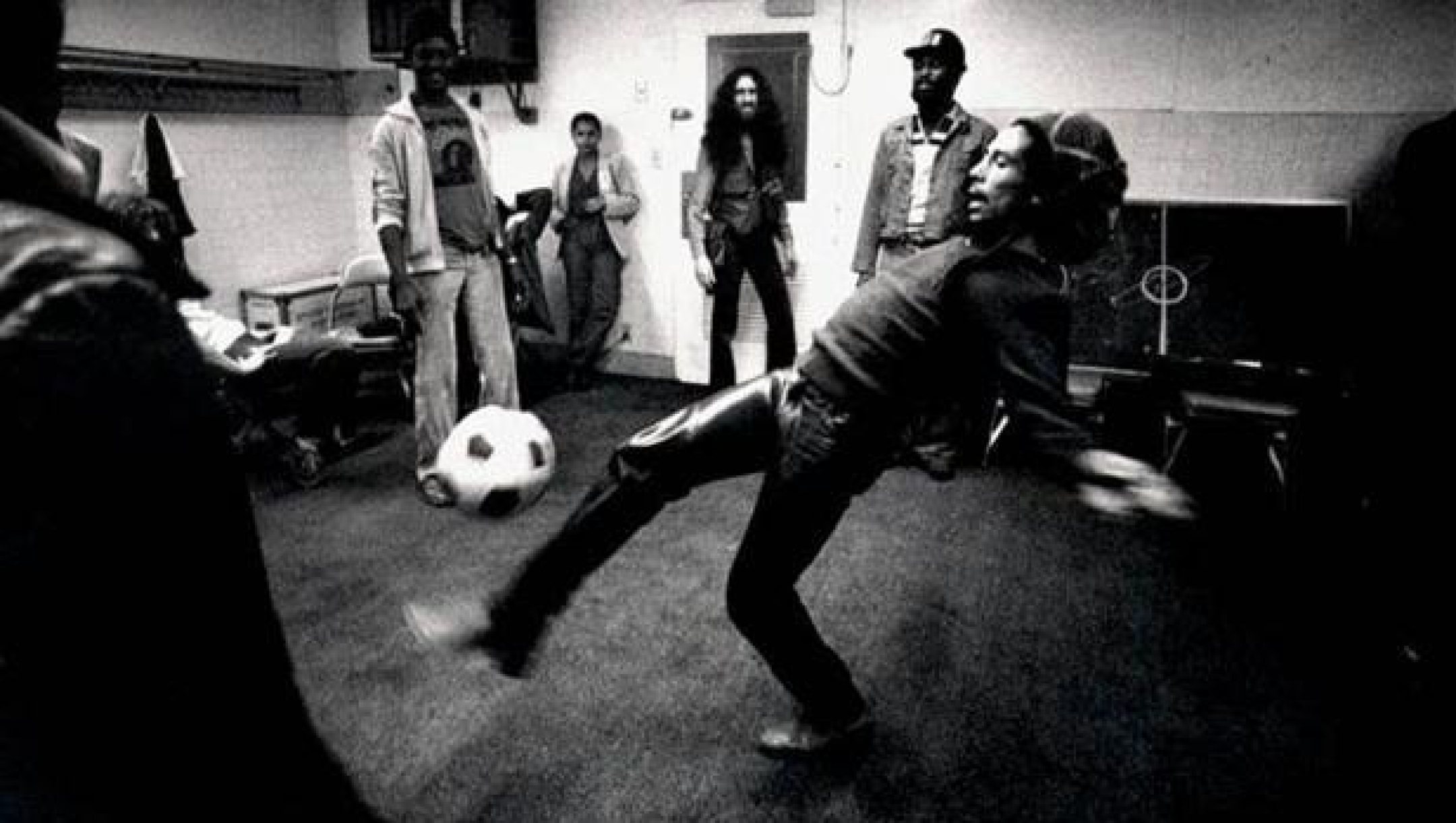 Bob Marley mentre gioca a calcio
