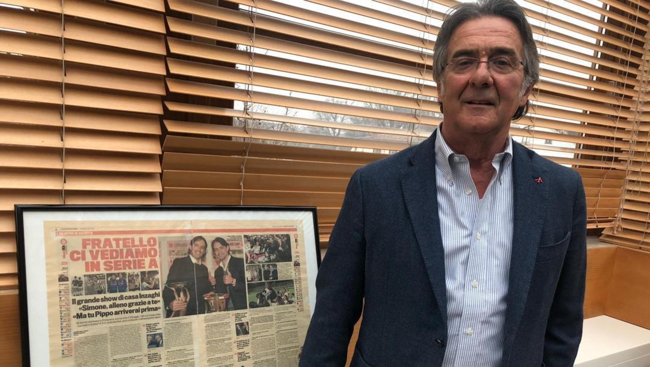 Giancarlo Inzaghi, 71 anni, con alle spalle una pagina della «Gazzetta» che celebra i due figli campioni