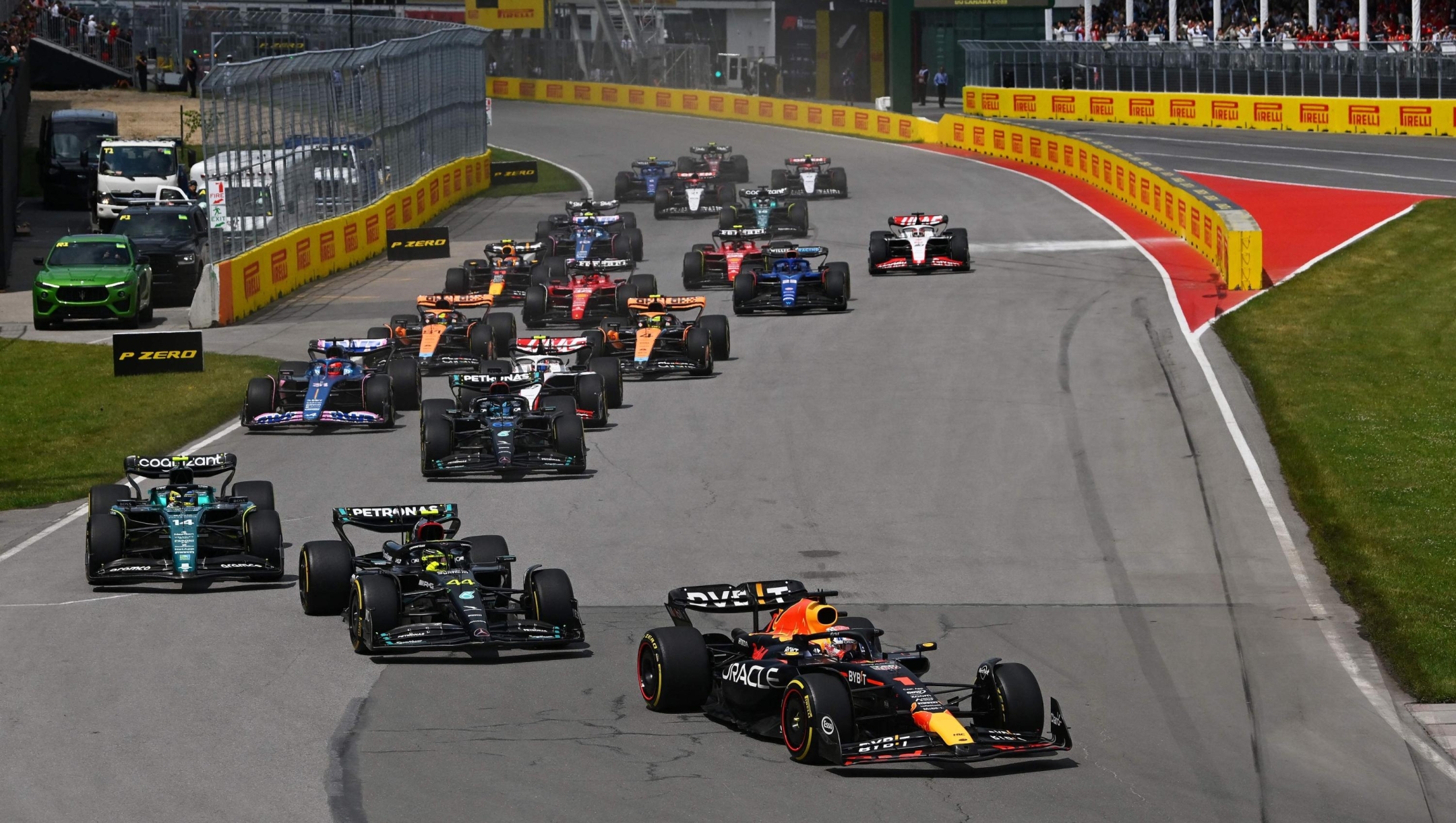 MONTREAL, QUEBEC - JUNE 18: Max Verstappen of the Netherlands driving the (1) Oracle Red Bull Racing RB19 leads Lewis Hamilton of Great Britain driving the (44) Mercedes AMG Petronas F1 Team W14 and the rest of the field at the start during the F1 Grand Prix of Canada at Circuit Gilles Villeneuve on June 18, 2023 in Montreal, Quebec.   Dan Mullan/Getty Images/AFP (Photo by Dan Mullan / GETTY IMAGES NORTH AMERICA / Getty Images via AFP)