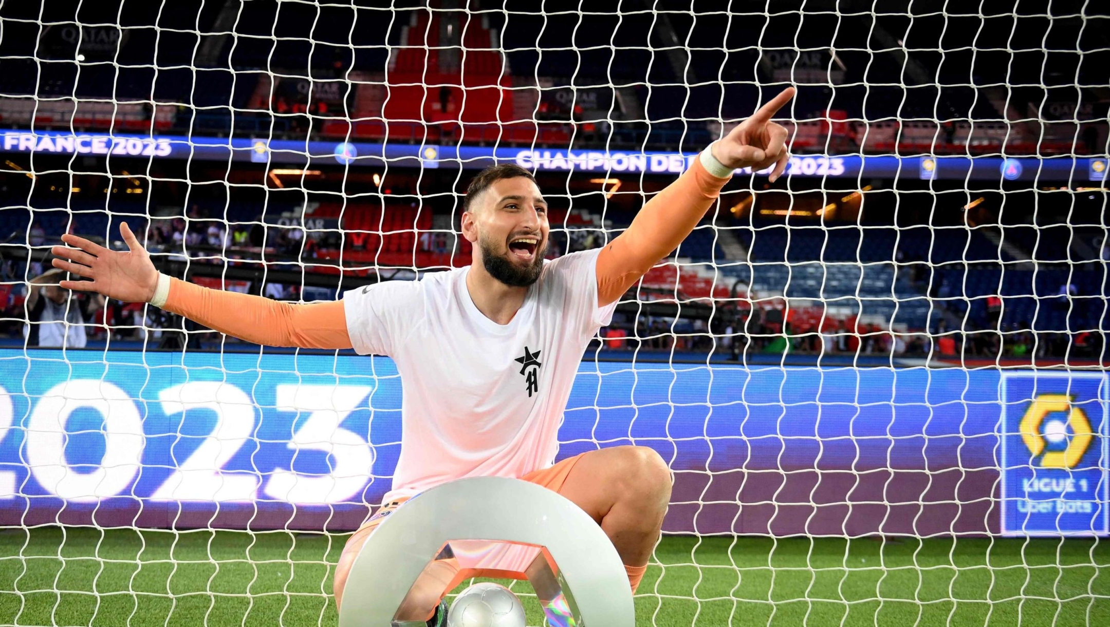 Paris Saint-Germain's Italian goalkeeper Gianluigi Donnarumma poses with the trophy during the 2022-2023 Ligue 1 championship trophy ceremony following the L1 football match between Paris Saint-Germain (PSG) and Clermont Foot 63 at the Parc des Princes Stadium in Paris on June 3, 2023. (Photo by FRANCK FIFE / POOL / AFP)