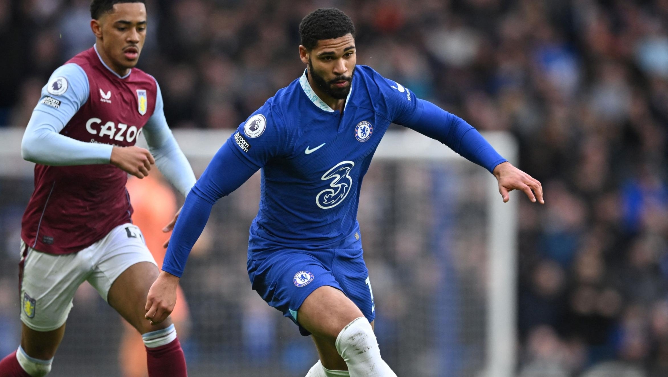 Chelsea's English midfielder Ruben Loftus-Cheek (R) controls the ball during the English Premier League football match between Chelsea and Aston Villa at Stamford Bridge in London on April 1, 2023. (Photo by JUSTIN TALLIS / AFP) / RESTRICTED TO EDITORIAL USE. No use with unauthorized audio, video, data, fixture lists, club/league logos or 'live' services. Online in-match use limited to 120 images. An additional 40 images may be used in extra time. No video emulation. Social media in-match use limited to 120 images. An additional 40 images may be used in extra time. No use in betting publications, games or single club/league/player publications. /