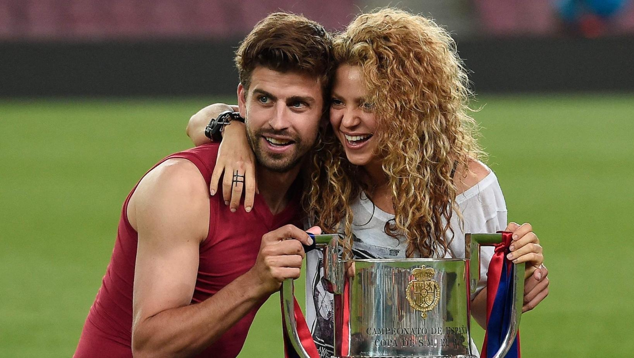 (FILES) In this file photo taken on May 31, 2015 Barcelona's defender Gerard Pique (L) and his wife Colombian singer Shakira pose with the trophy at the end of the Spanish Copa del Rey (King's Cup) final football match Athletic Club Bilbao vs FC Barcelona at the Camp Nou stadium in Barcelona. - FC Barcelona's Gerard Pique has announced his retirement as footballer on Twitter, AFP reports on November 3, 2022. (Photo by Josep LAGO / AFP)