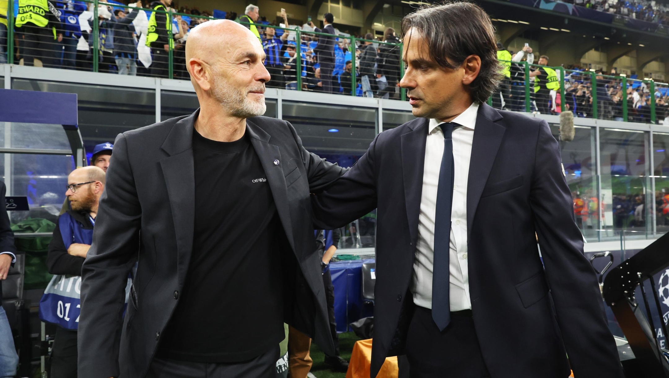 MILAN, ITALY - MAY 16: Stefano Pioli, Head Coach of AC Milan, talks to Simone Inzaghi, Head Coach of FC Internazionale, prior to the UEFA Champions League semi-final second leg match between FC Internazionale and AC Milan at Stadio Giuseppe Meazza on May 16, 2023 in Milan, Italy. (Photo by Alexander Hassenstein/Getty Images)