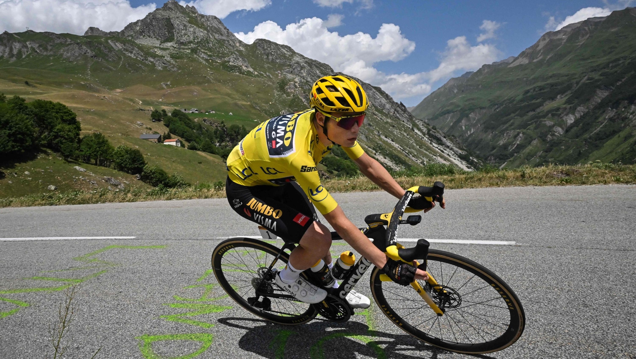 TOPSHOT - Jumbo-Visma's Danish rider Jonas Vingegaard wearing the overall leader's yellow jersey cycles in the descent of the Cormet de Roselend during the 17th stage of the 110th edition of the Tour de France cycling race, 166 km between Saint-Gervais Mont-Blanc and Courchevel, in the French Alps, on July 19, 2023. (Photo by Marco BERTORELLO / AFP)