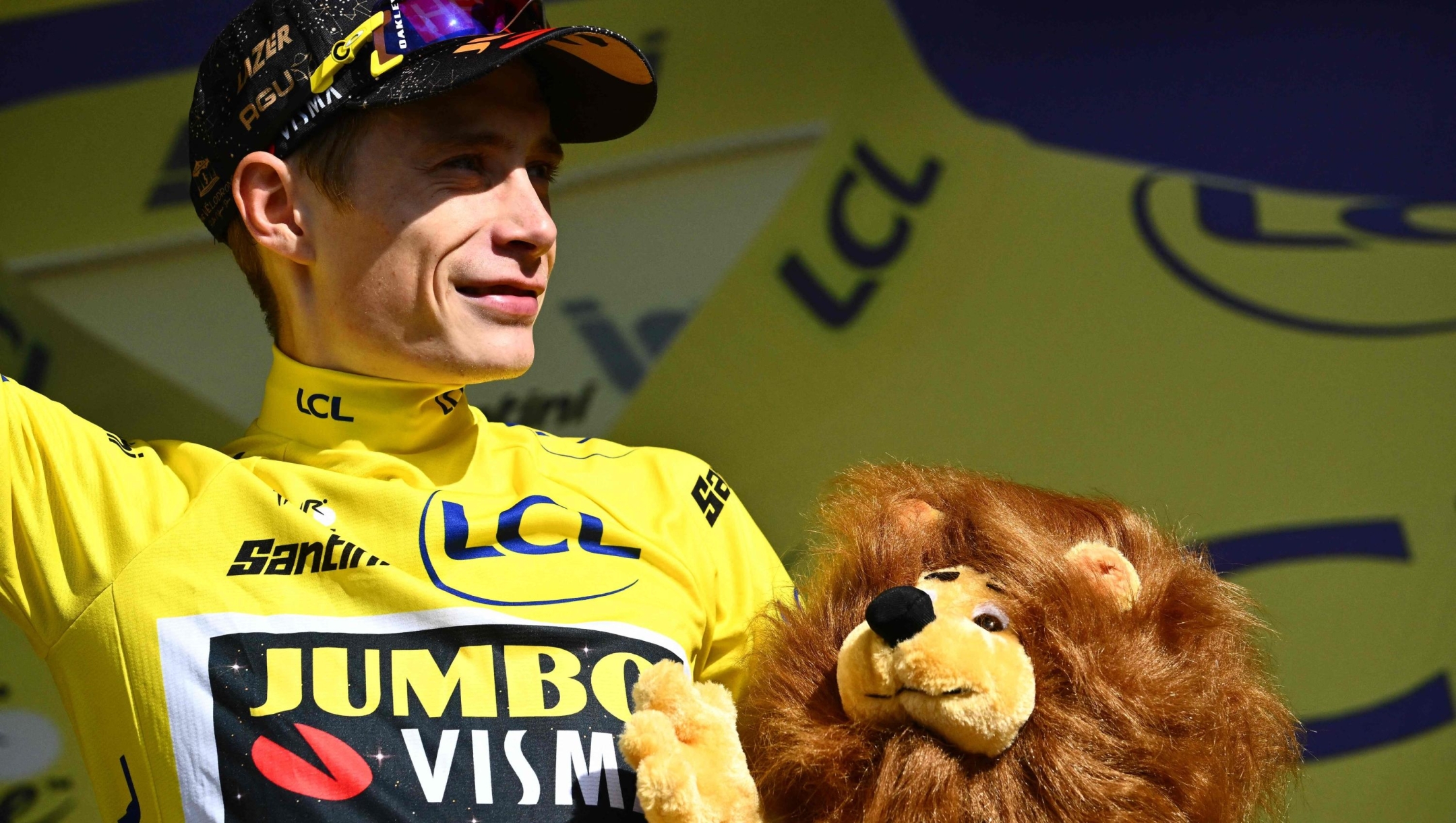 Jumbo-Visma's Danish rider Jonas Vingegaard celebrates on the podium with the overall leader's yellow jersey after the 17th stage of the 110th edition of the Tour de France cycling race, 166 km between Saint-Gervais Mont-Blanc and Courchevel, in the French Alps, on July 19, 2023. (Photo by Marco BERTORELLO / AFP)