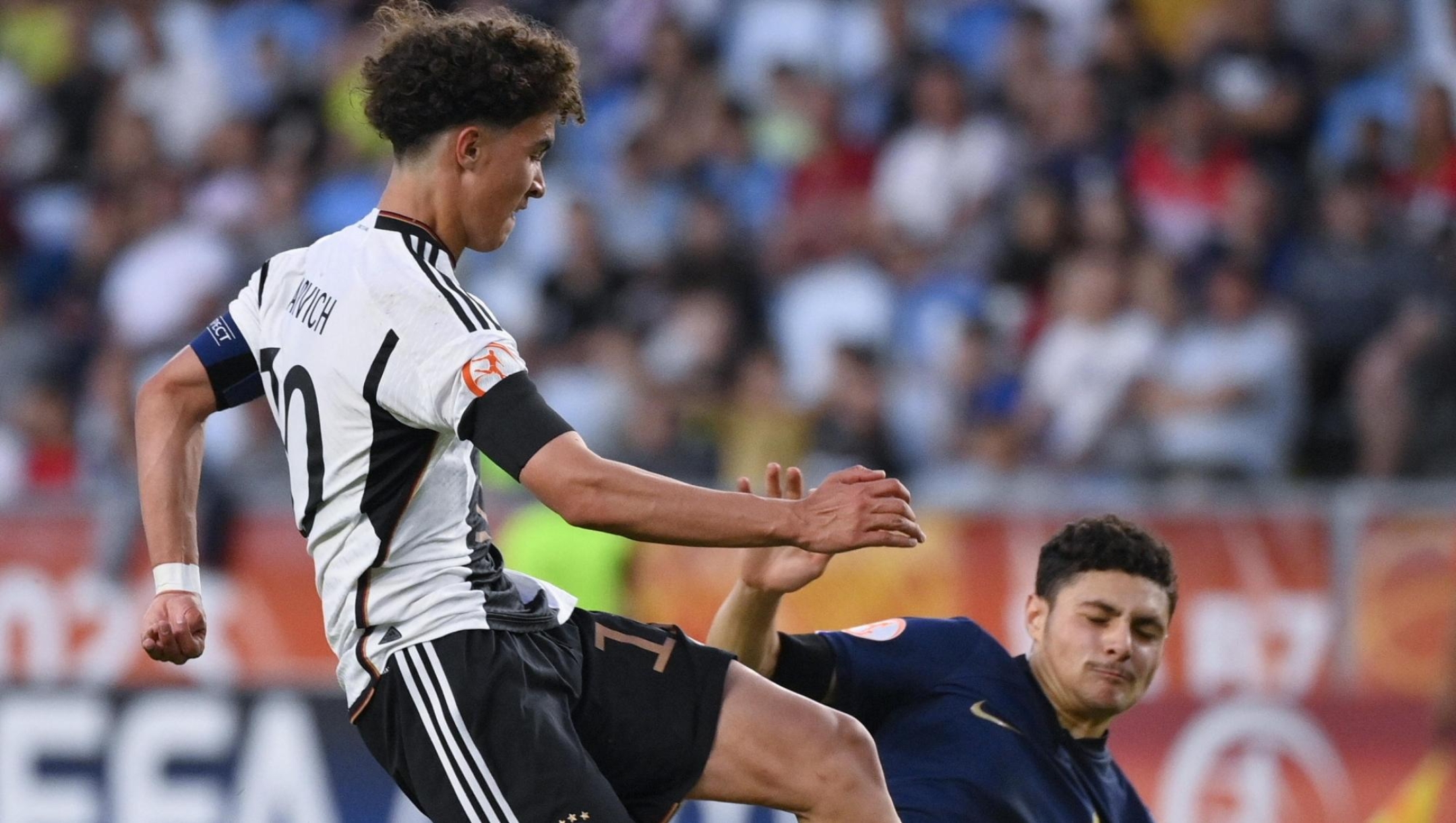 epa10669481 Noah Darvich (L) of Germany in action against Ismail Bouneb of France during the UEFA European Under-17 Championship final match of Germany vs. France in Budapest, Hungary, 02 June 2023.  EPA/Zsolt Czegledi HUNGARY OUT