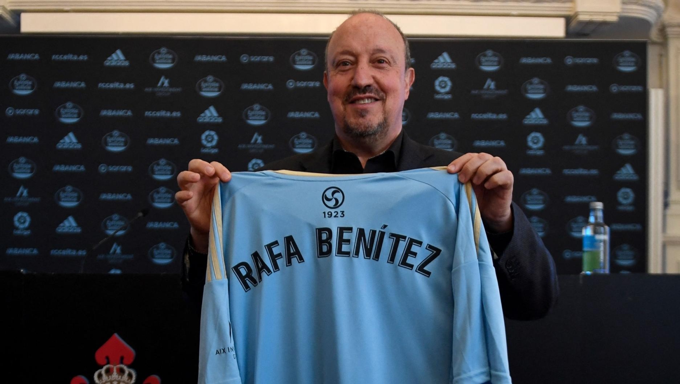 Celta Vigo's newly appointed Spanish head coach Rafa Benitez poses for pictures holding his jersey during a press conference as part of his official presentation, in Vigo on July 3, 2023. (Photo by MIGUEL RIOPA / AFP)