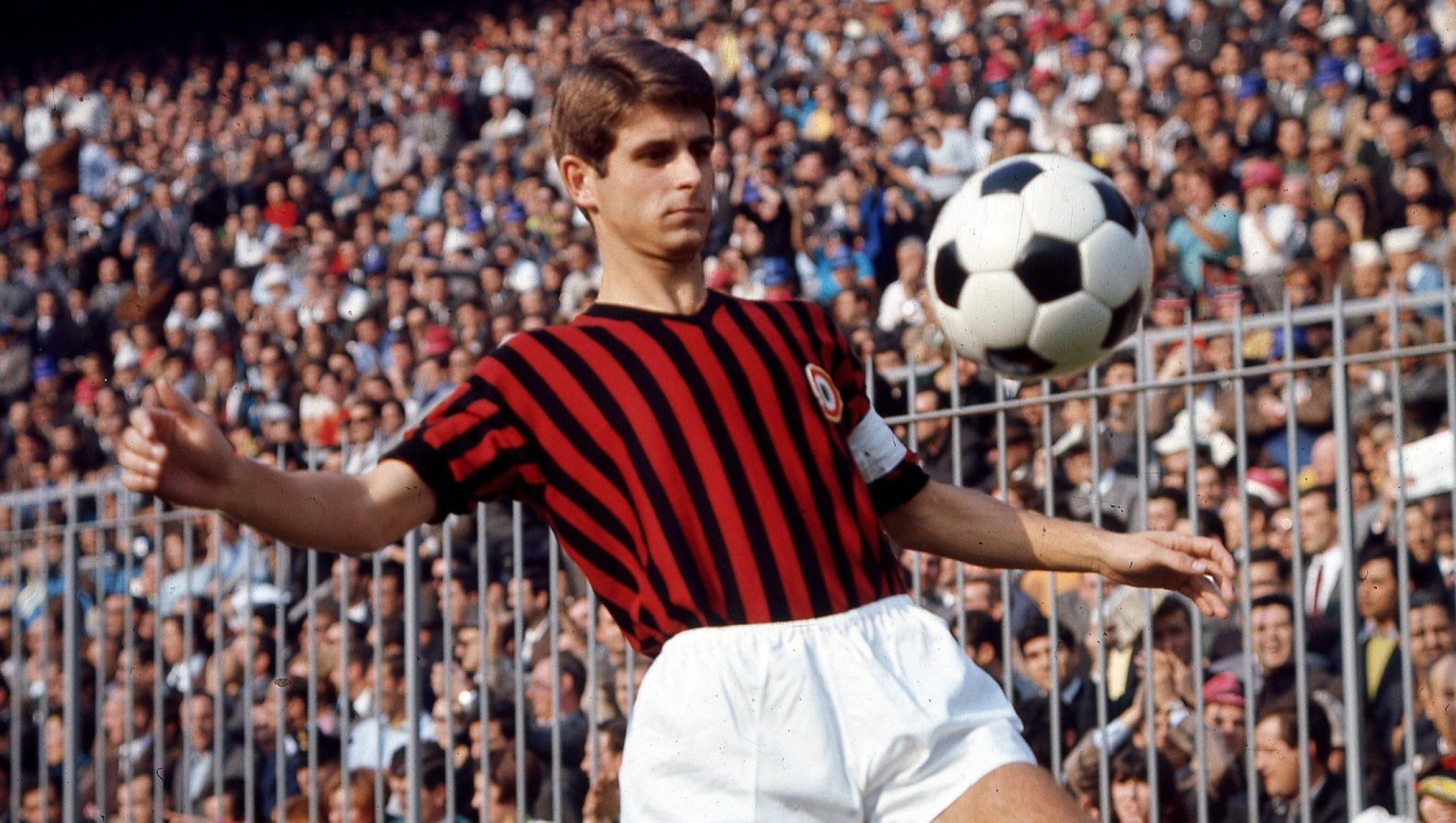 Gianni Rivera of AC Milan in action during the Serie A 1967-68, Italy. (Photo by Alessandro Sabattini/Getty Images)