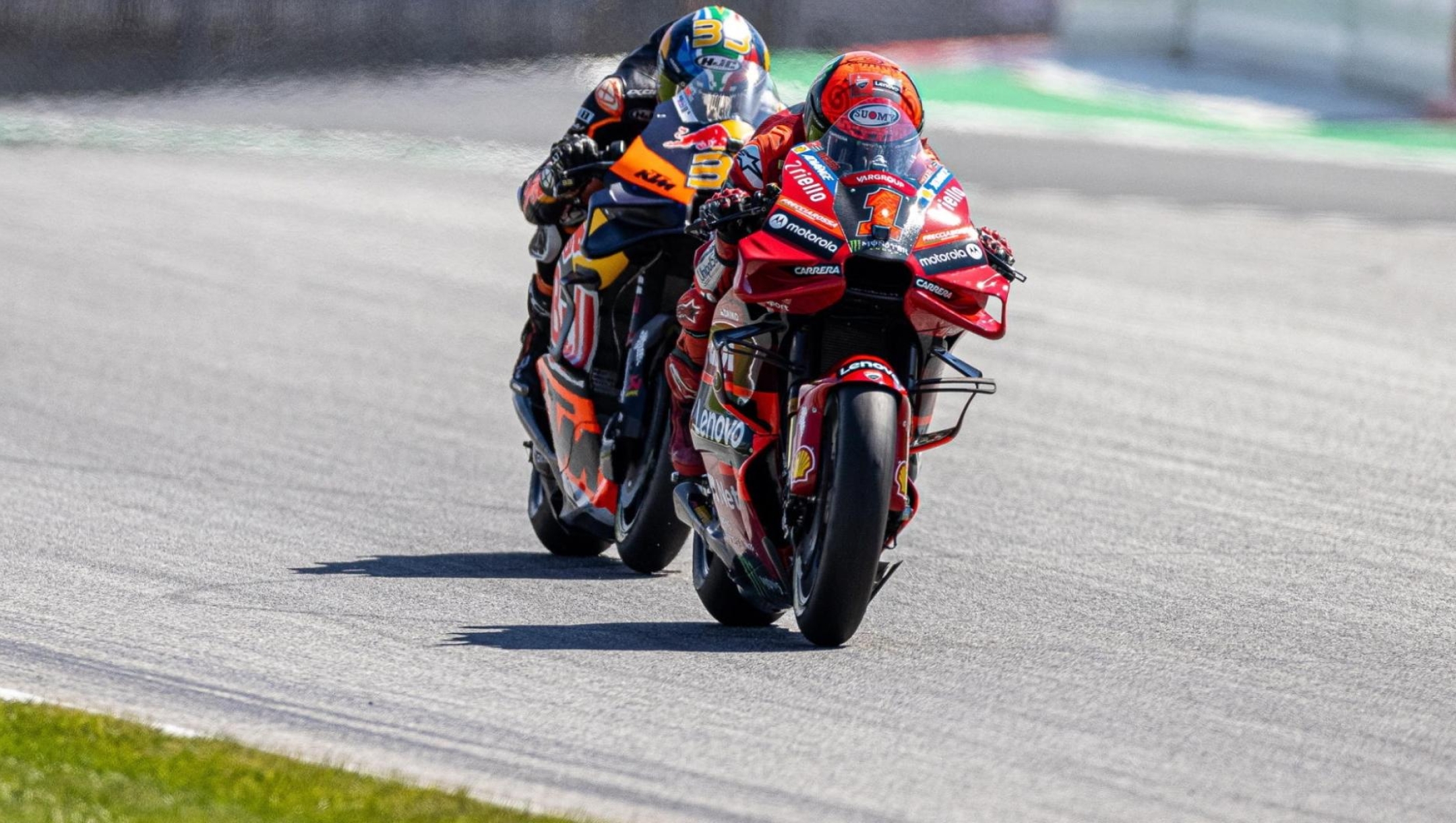 epa10810006 Italian rider Francesco Bagnaia (R) of Ducati Lenovo Team and South African rider Brad Binder of Red Bull KTM Factory Racing in action during the MotoGP race of the Motorcycling Grand Prix of Austria at the Red Bull Ring in Spielberg, Austria, 20 August 2023.  EPA/DOMINIK ANGERER