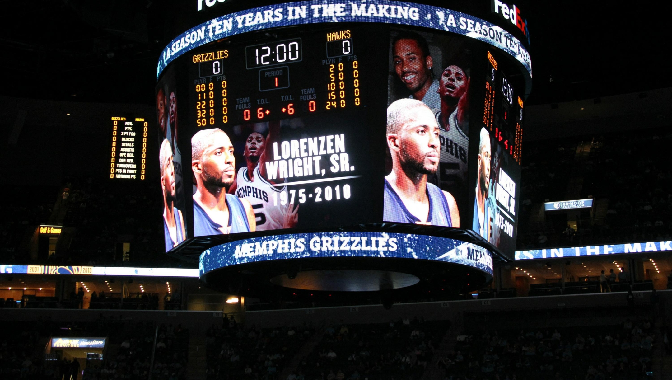 MEMPHIS, TN - OCTOBER 27: The Memphis Grizzlies remember former player Lorenzen Wright through a moment of silence before their opening night game against the Atlanta Hawks October 27, 2010 at the FedExForum in Memphis, Tennessee. NOTE TO USER: User expressly acknowledges and agrees that, by downloading and or using this photograph, User is consenting to the terms and conditions of the Getty Images License Agreement. Mandatory Copyright Notice: Copyright 2010 NBAE   Joe Murphy/NBAE via Getty Images/AFP (Photo by JOE MURPHY / NBAE / Getty Images / Getty Images via AFP)