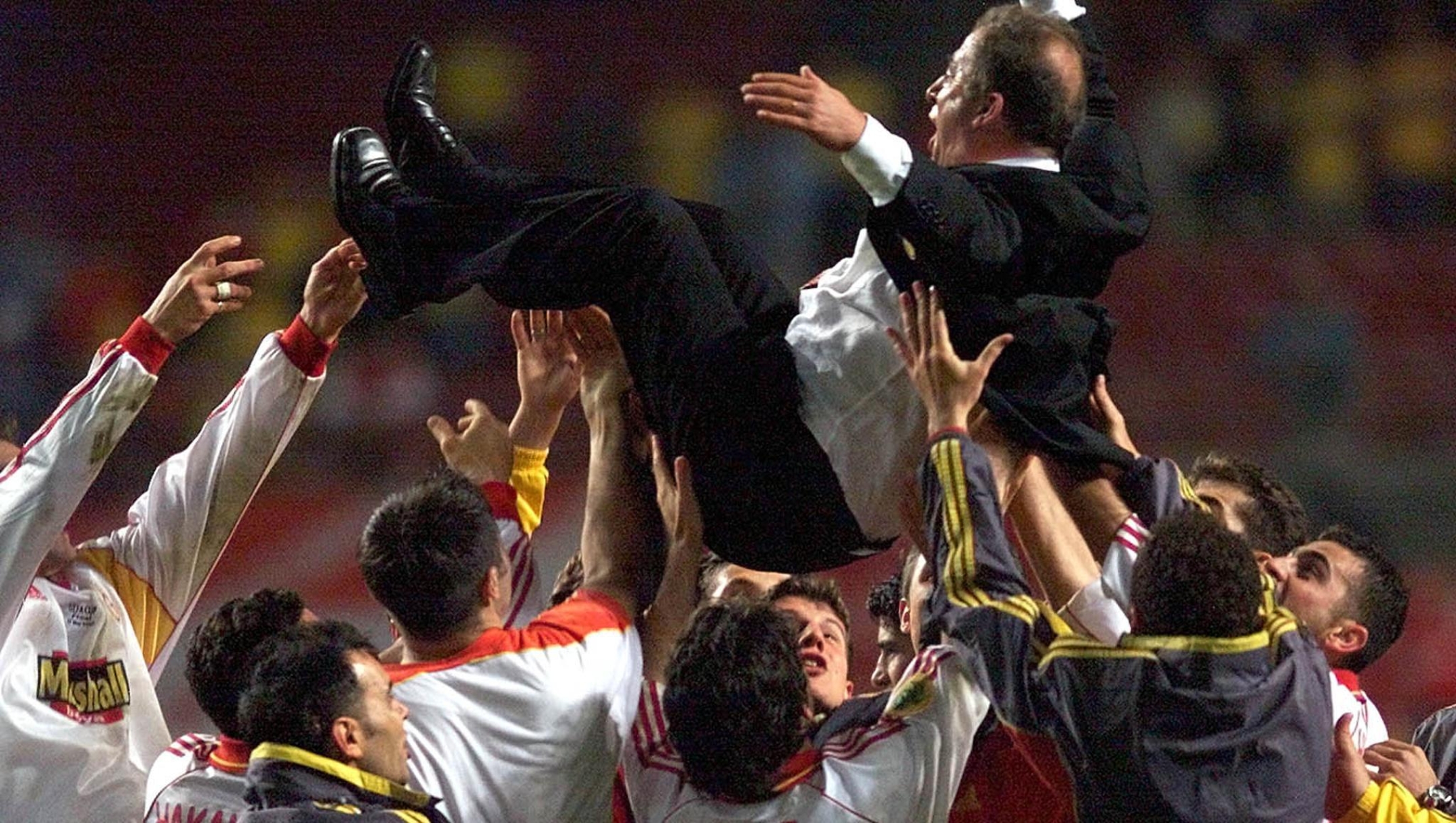 les joueurs turcs du club de Galatasaray portent en triomphe leur entraîneur Fatih Terim, le 17 mai 2000 au Parken Stadium de Copenhague, après leur victoire contre la formation anglaise d'Arsenal en finale de la Coupe de l'UEFA par 4 tirs au but à 1 . AFP PHOTO PHILIPPE HUGUEN (Photo by PHILIPPE HUGUEN / AFP)