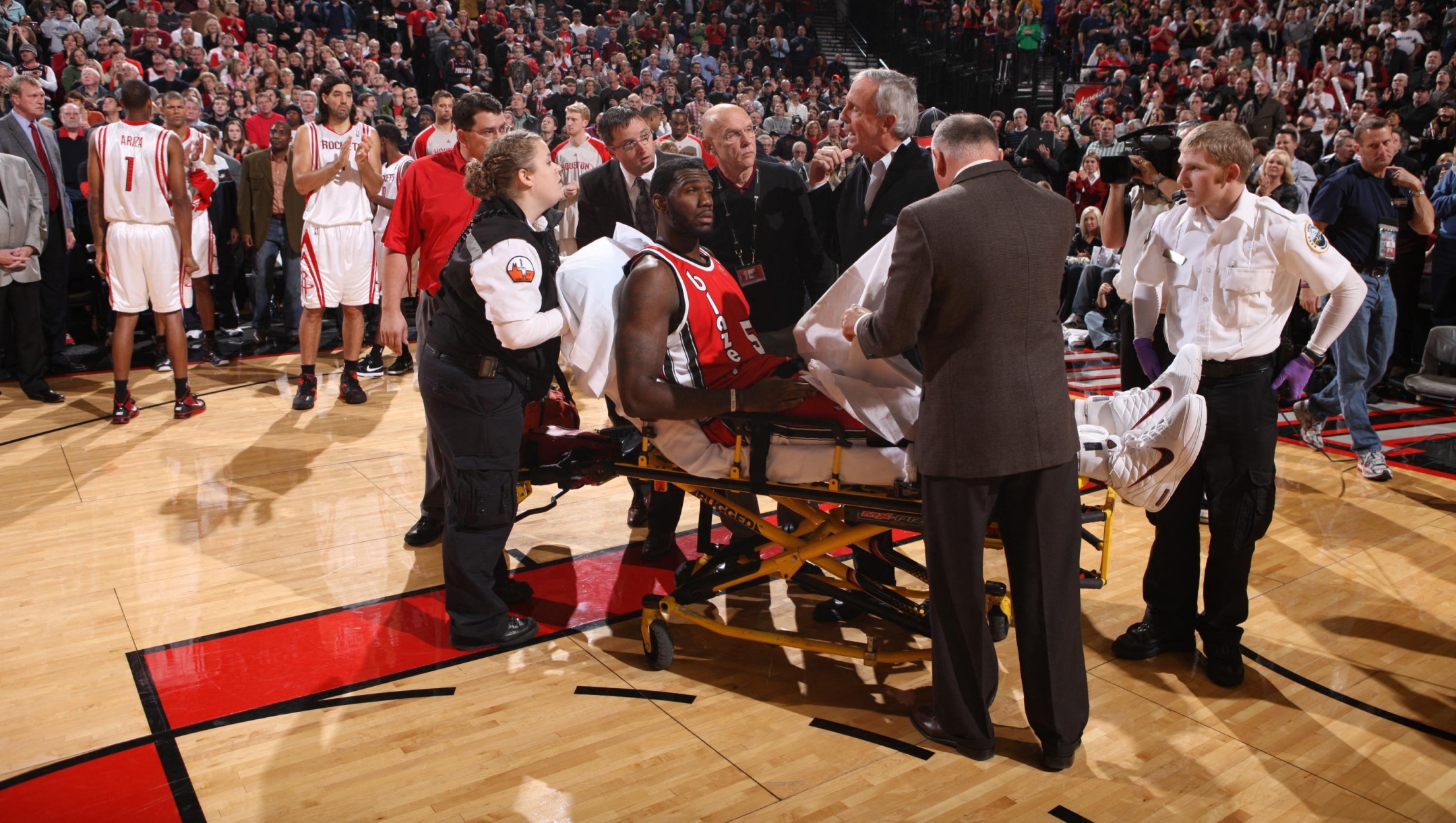 PORTLAND, OR - DECEMBER 5: Greg Oden #52 of the Portland Trail Blazers is helped my medical staff after a knee injury during a game against the Houston Rockets on December 5, 2009 at the Rose Garden Arena in Portland, Oregon. NOTE TO USER: User expressly acknowledges and agrees that, by downloading and or using this photograph, User is consenting to the terms and conditions of the Getty Images License Agreement. Mandatory Copyright Notice: Copyright 2009 NBAE   Sam Forencich/NBAE via Getty Images/AFP (Photo by SAM FORENCICH / NBAE / Getty Images / Getty Images via AFP)