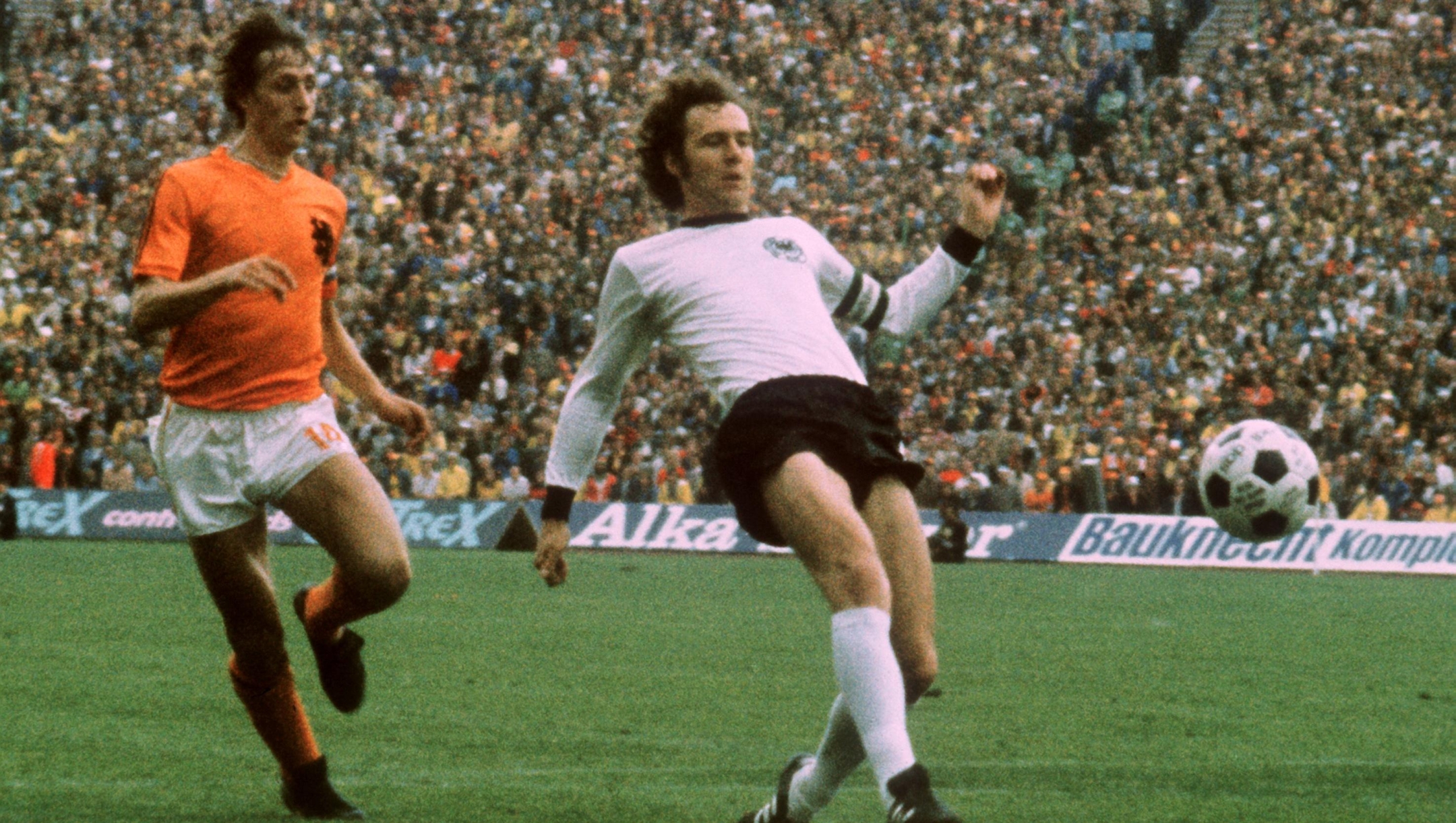 German international football player Franz Beckenbauer (right, Germany) and Dutch Johan Cruyff in action during the 1974 FIFA world cup final match Germany vs Netherlands on July 7th 1974 in Munich. Germany won this game 2:1 against Netherlands in front of 80.000 spectators and thus became world champion for the second time after 1954. (Photo by DPA / DPA/AFP / dpa Picture-Alliance via AFP)