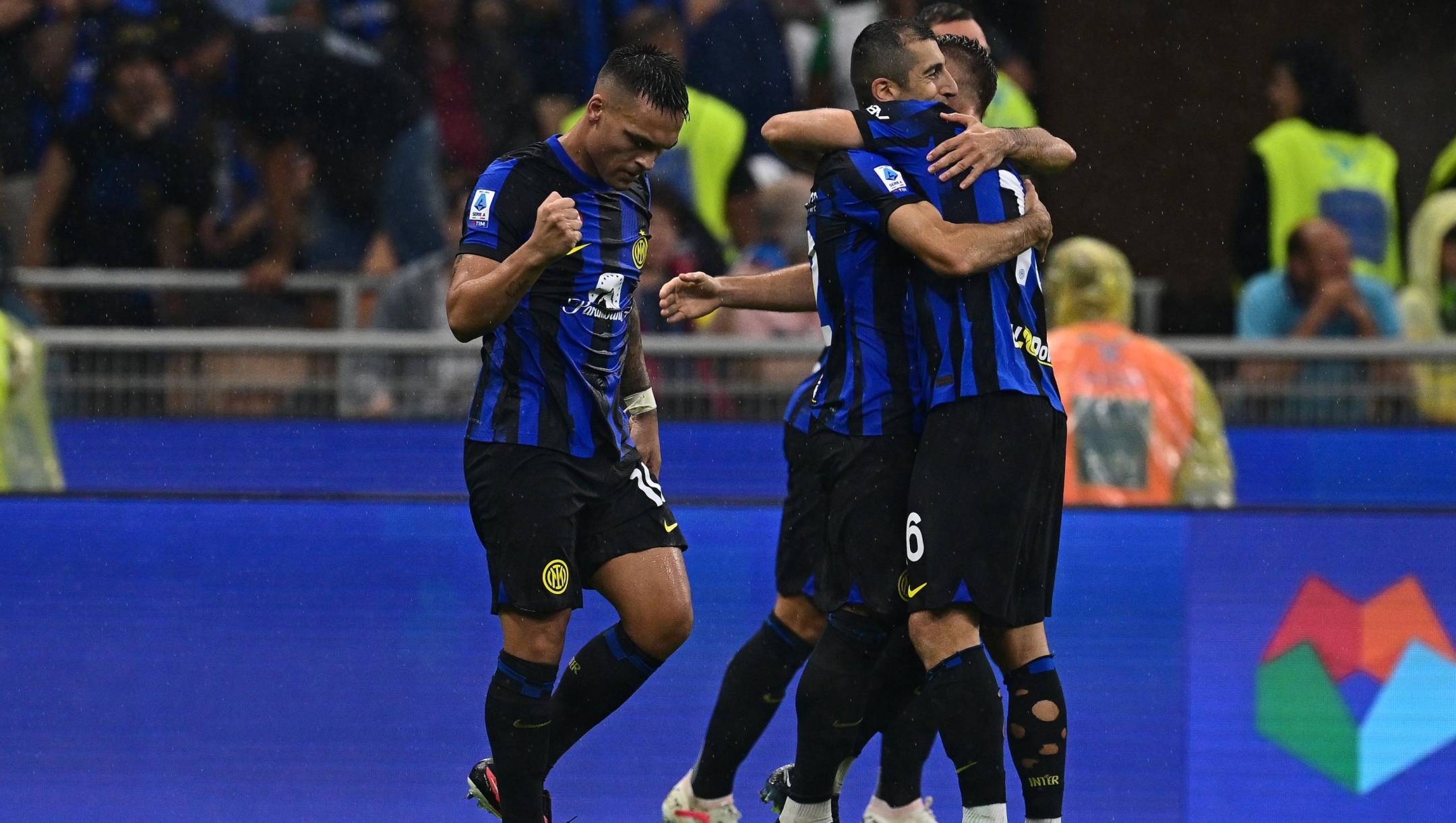 MILAN, ITALY - SEPTEMBER 16: Henrikh Mkhitaryan of FC Internazionale celebrates with teammates after scoring their team's third goal during the Serie A TIM match between FC Internazionale and AC Milan at Stadio Giuseppe Meazza on September 16, 2023 in Milan, Italy. (Photo by Mattia Ozbot - Inter/Inter via Getty Images)