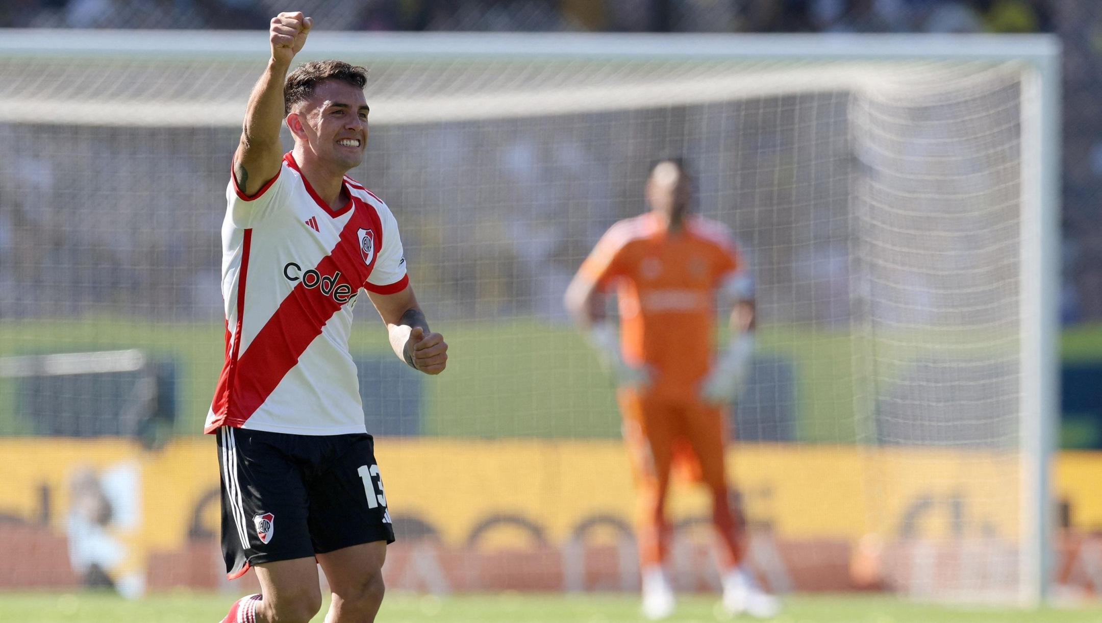 River Plate's defender Enzo Diaz celebrates after scoring the team's second goal against Boca Juniors during the Argentine Professional Football League Tournament 2023 Superclasico match at La Bombonera stadium in Buenos Aires on October 1, 2023. (Photo by ALEJANDRO PAGNI / AFP)