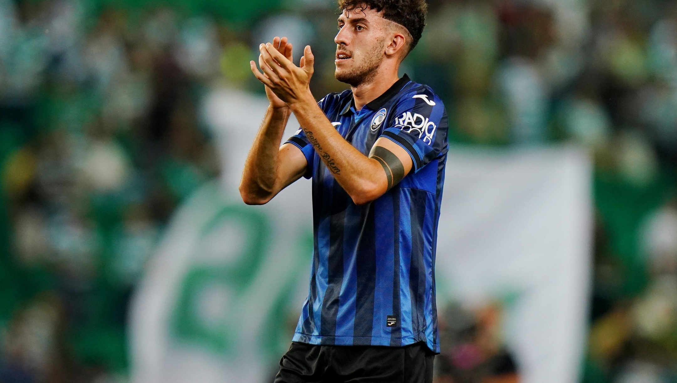 LISBON, PORTUGAL - OCTOBER 05: Matteo Ruggeri of Atalanta BC applauds the fans after the team's victory in the UEFA Europa League match between Sporting CP and Atalanta BC at Estadio Jose Alvalade on October 05, 2023 in Lisbon, Portugal. (Photo by Gualter Fatia/Getty Images)