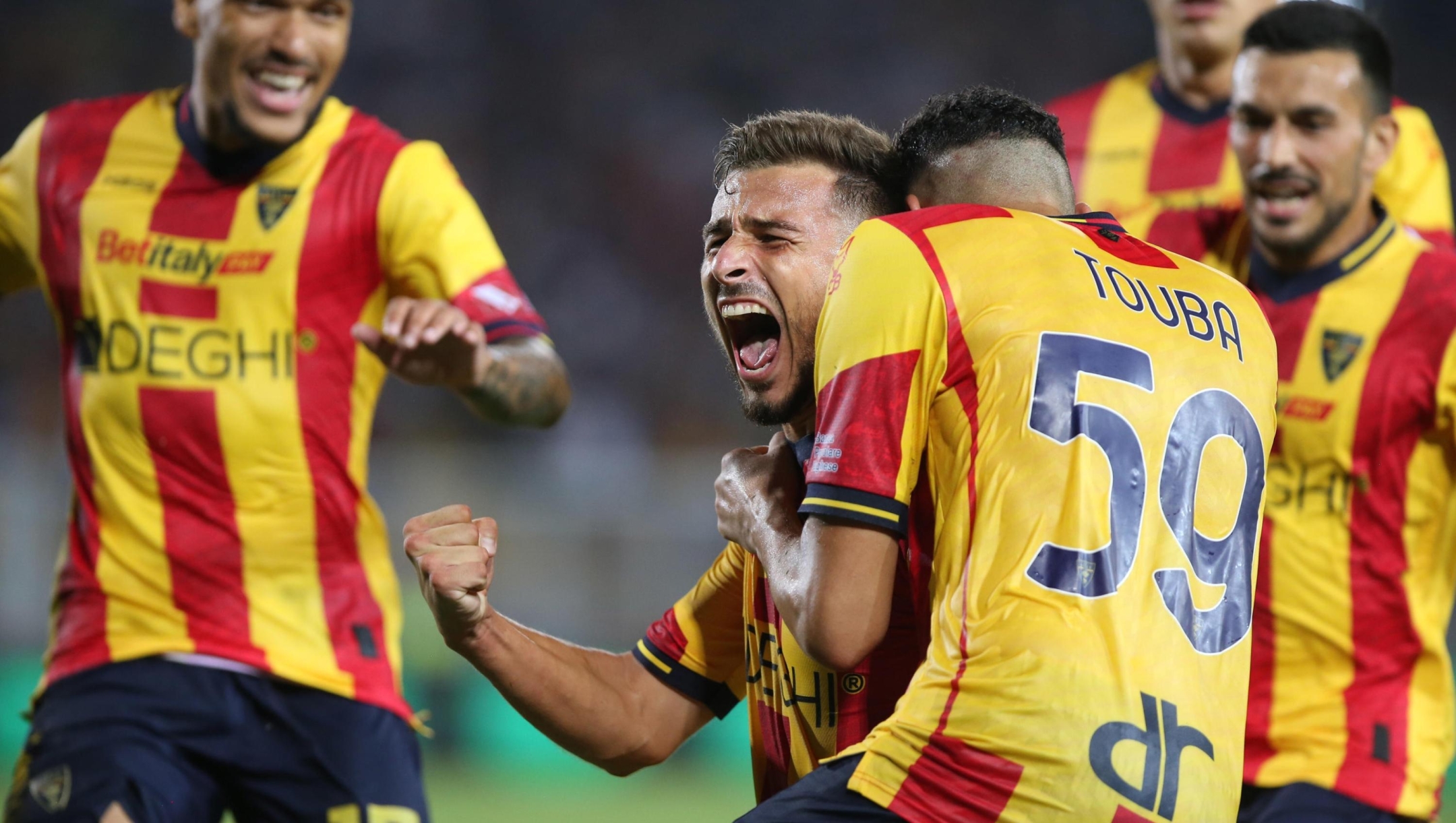 US Lecce's Remi Oudin celebrated by his teammates after scoring the goal during the Italian Serie A soccer match US Lecce - Genoa CFC at the Via del Mare stadium in Lecce, Italy, 22 september 2023. ANSA/ABBONDANZA SCURO LEZZI