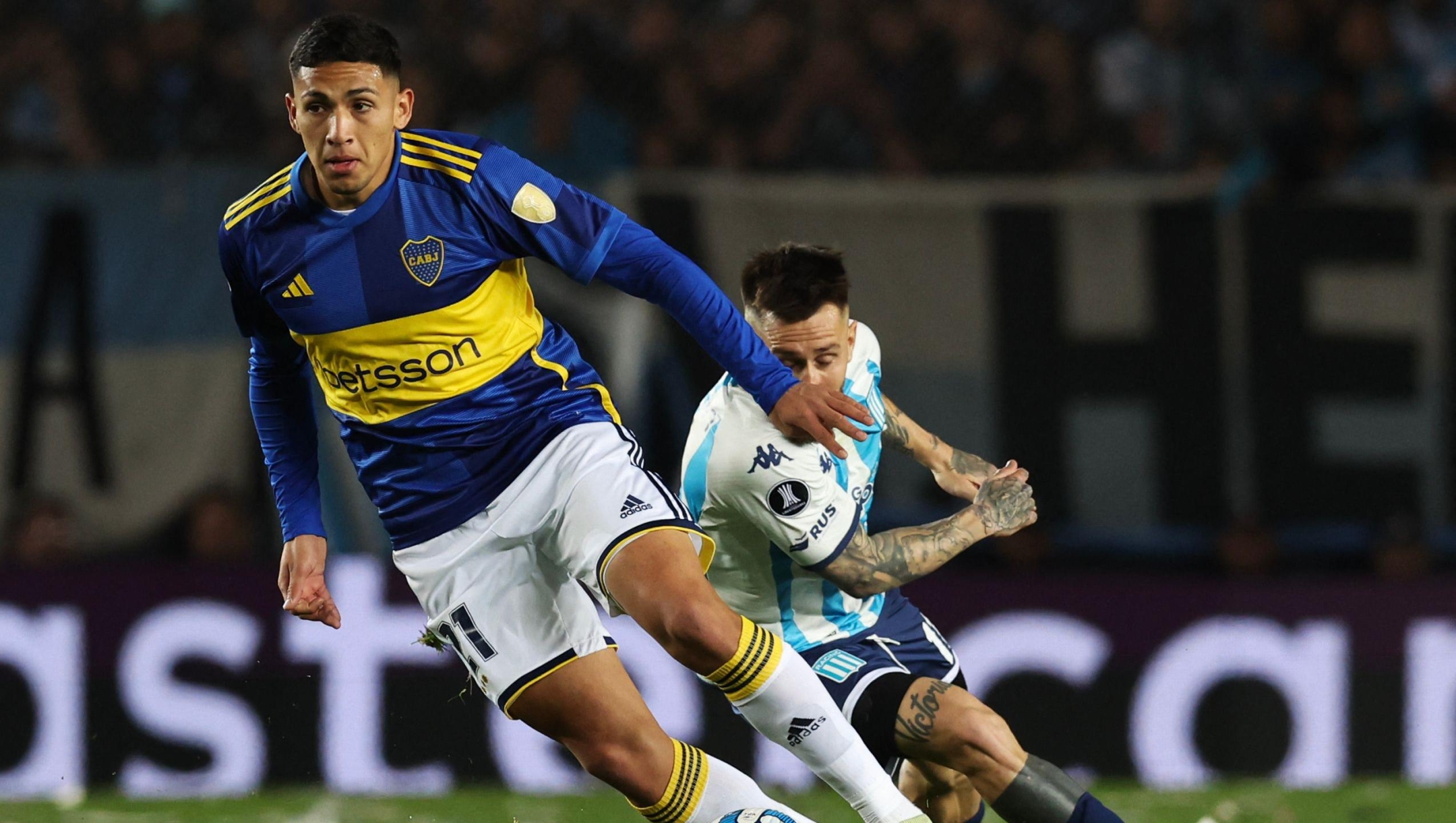Boca Juniors' midfielder Ezequiel Fernandez (L) is challenged by Racing's midfielder Jonatan Gomez during the all-Argentine Copa Libertadores quarterfinals second leg football match between Racing Club and Boca Juniors, at the El Cilindro (Presidente Juan Domingo Peron) stadium, in Buenos Aires on August 30, 2023. (Photo by ALEJANDRO PAGNI / AFP)