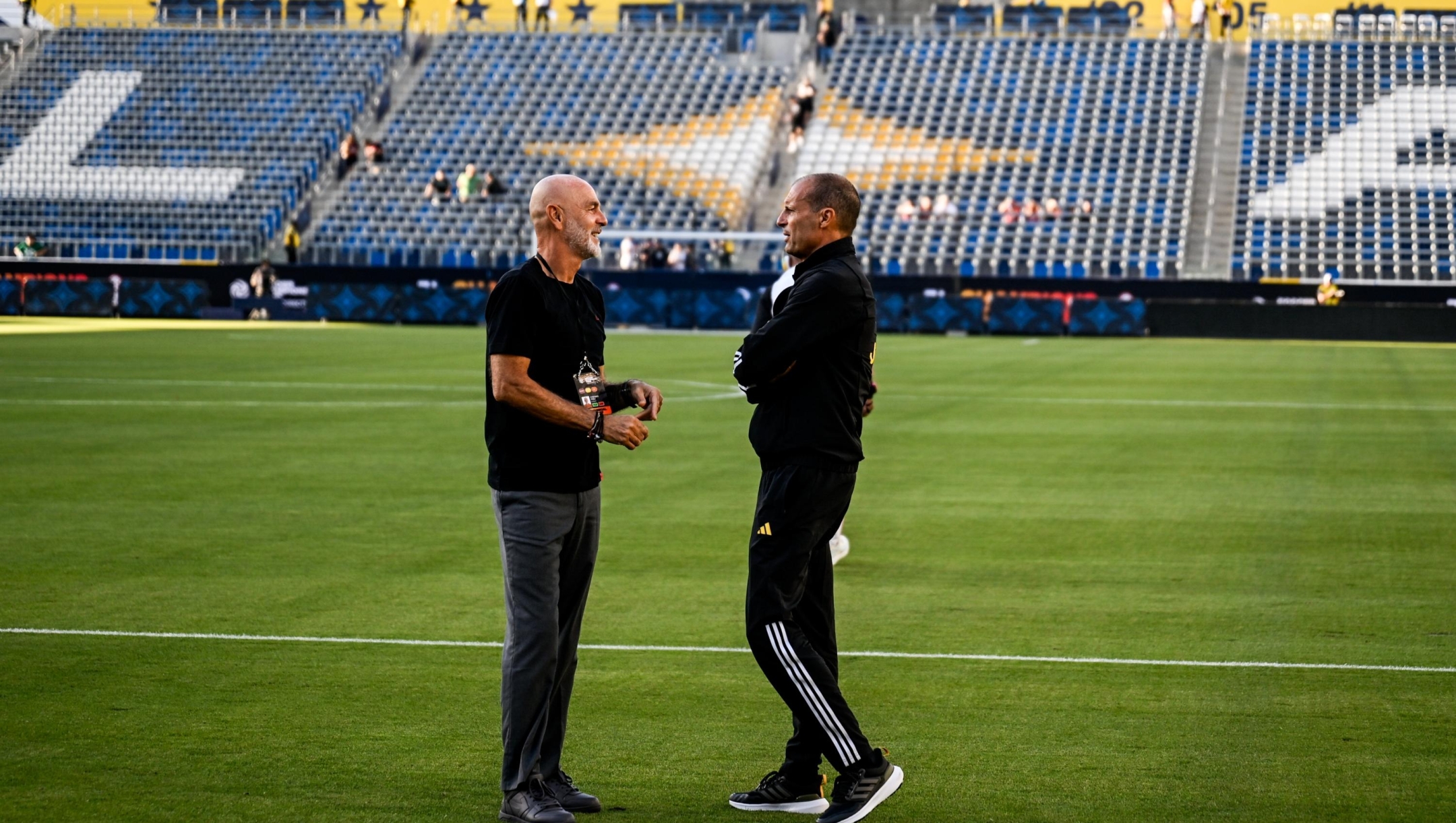 CARSON, CALIFORNIA - JULY 27: Manager Stefano Pioli (L) of Milan talks to Manager Massimiliano Allegri of Juventus before the pre-season friendly match between Juventus and AC Milan at Dignity Health Sports Park on July 27, 2023 in Carson, California. (Photo by Daniele Badolato - Juventus FC/Juventus FC via Getty Images)