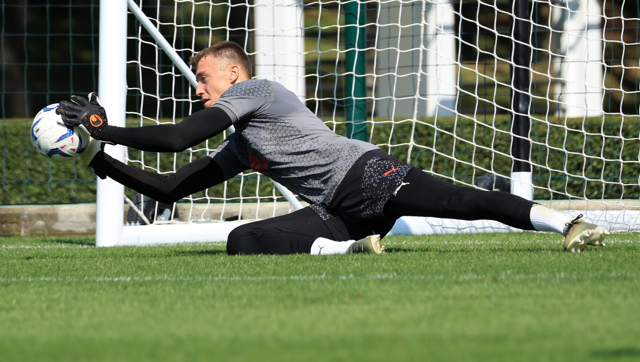 CAIRATE, ITALY - SEPTEMBER 07: Lapo Nava of AC Milan in action during an AC Milan training session at Milanello on September 07, 2023 in Cairate, Italy. (Photo by Giuseppe Cottini/AC Milan via Getty Images)