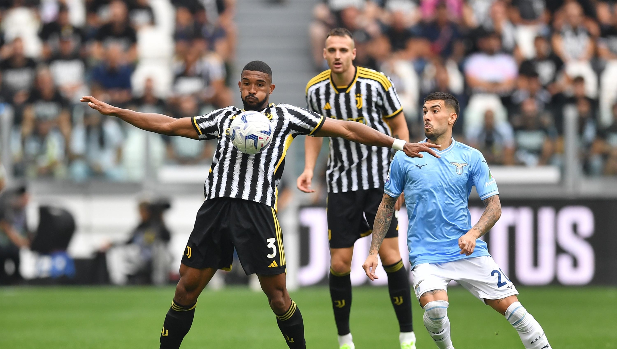 TURIN, ITALY - SEPTEMBER 16: Bremer of Juventus controls the ball ahead of Mattia Zaccagni of Lazio during the Serie A TIM match between Juventus and SS Lazio at Allianz Stadium on September 16, 2023 in Turin, Italy. (Photo by Valerio Pennicino/Getty Images)