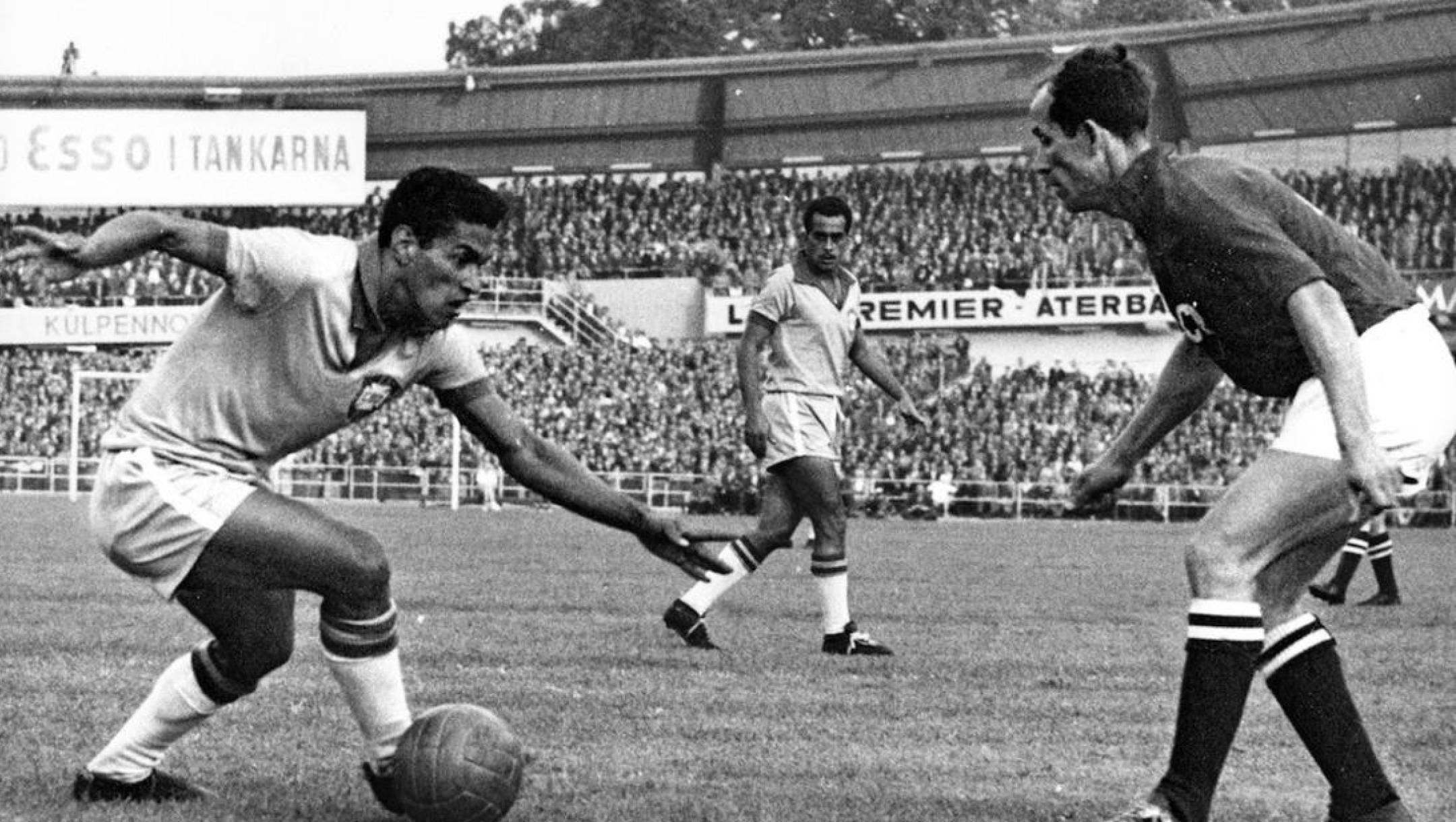 Brazil's Garrincha, dribbles to past an unidentified Soviet Union player