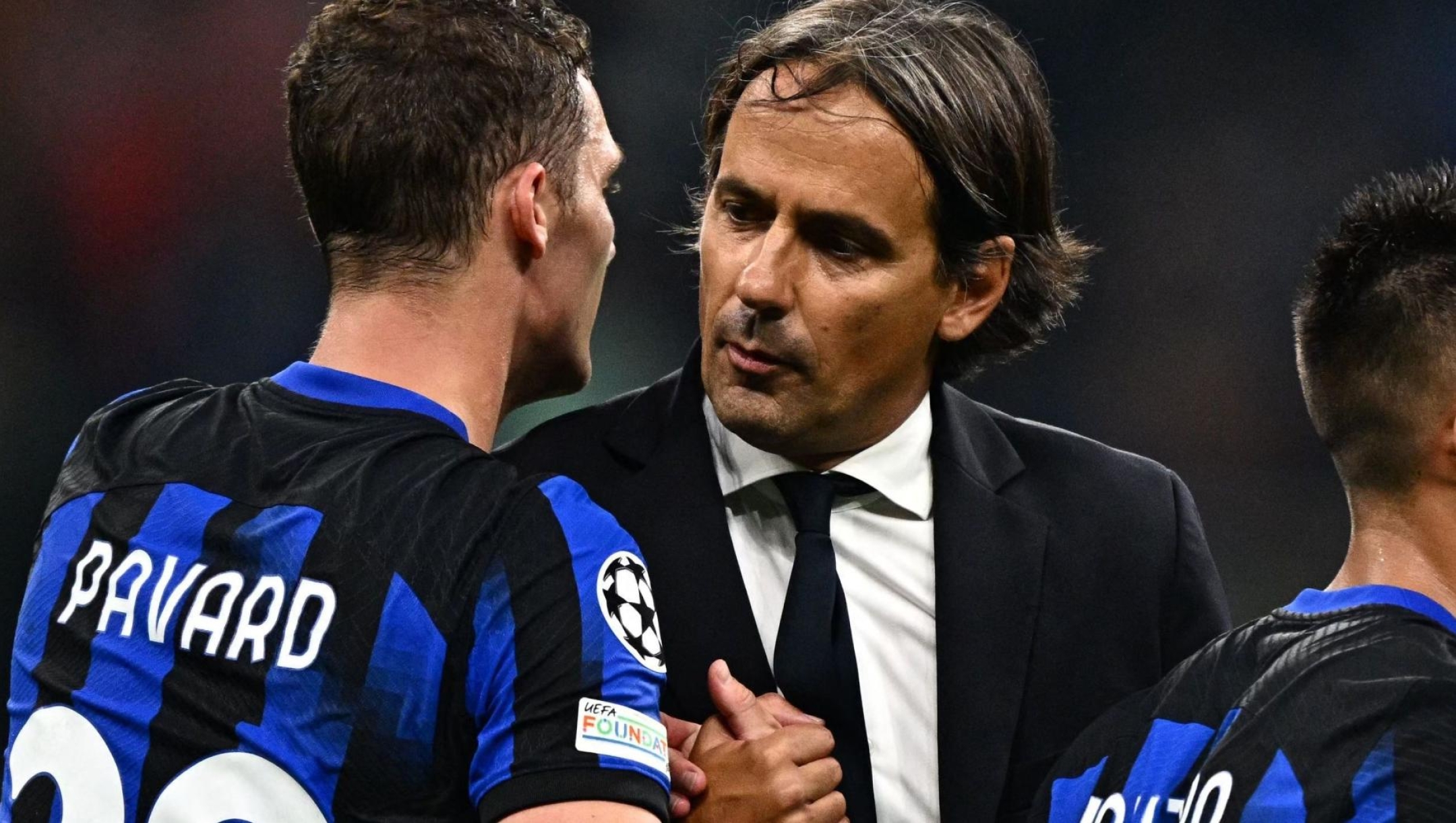Inter Milan's Italian coach Simone Inzaghi shakes hands with Inter Milan's French defender #28 Benjamin Pavard next to Inter Milan's Argentine forward #10 Lautaro Martinez during the UEFA Champions League 1st round day 2 Group D football match Inter Milan vs Benfica at the San Siro stadium in Milan on October 3, 2023. (Photo by GABRIEL BOUYS / AFP)