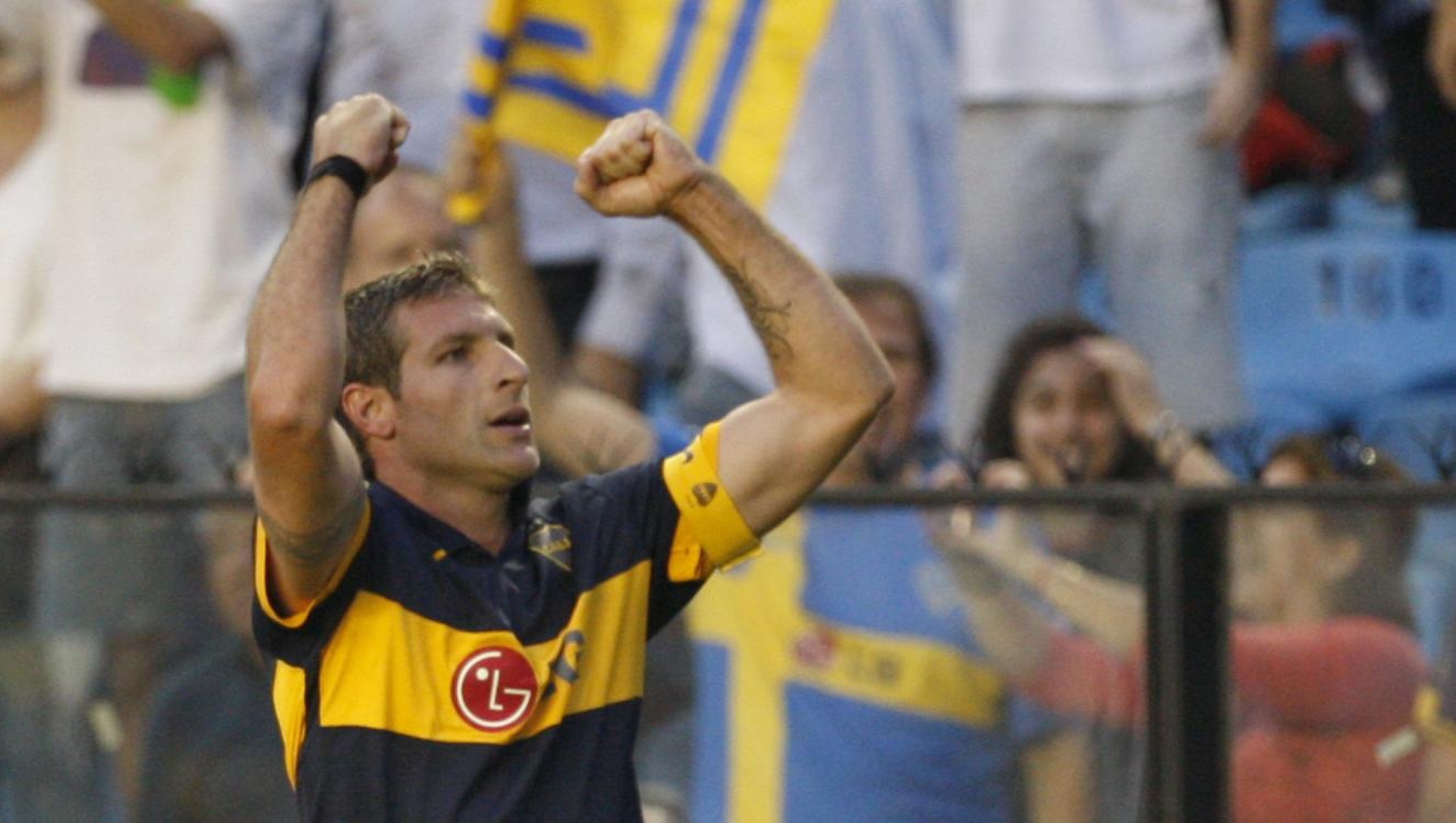 martin palermo - Boca Juniors' Martin Palermo reacts after scoring his team's first goal against Arsenal during an Argentine soccer league match in Buenos Aires, Monday, April 12, 2010. (AP Photo/ Eduardo Di Baia)