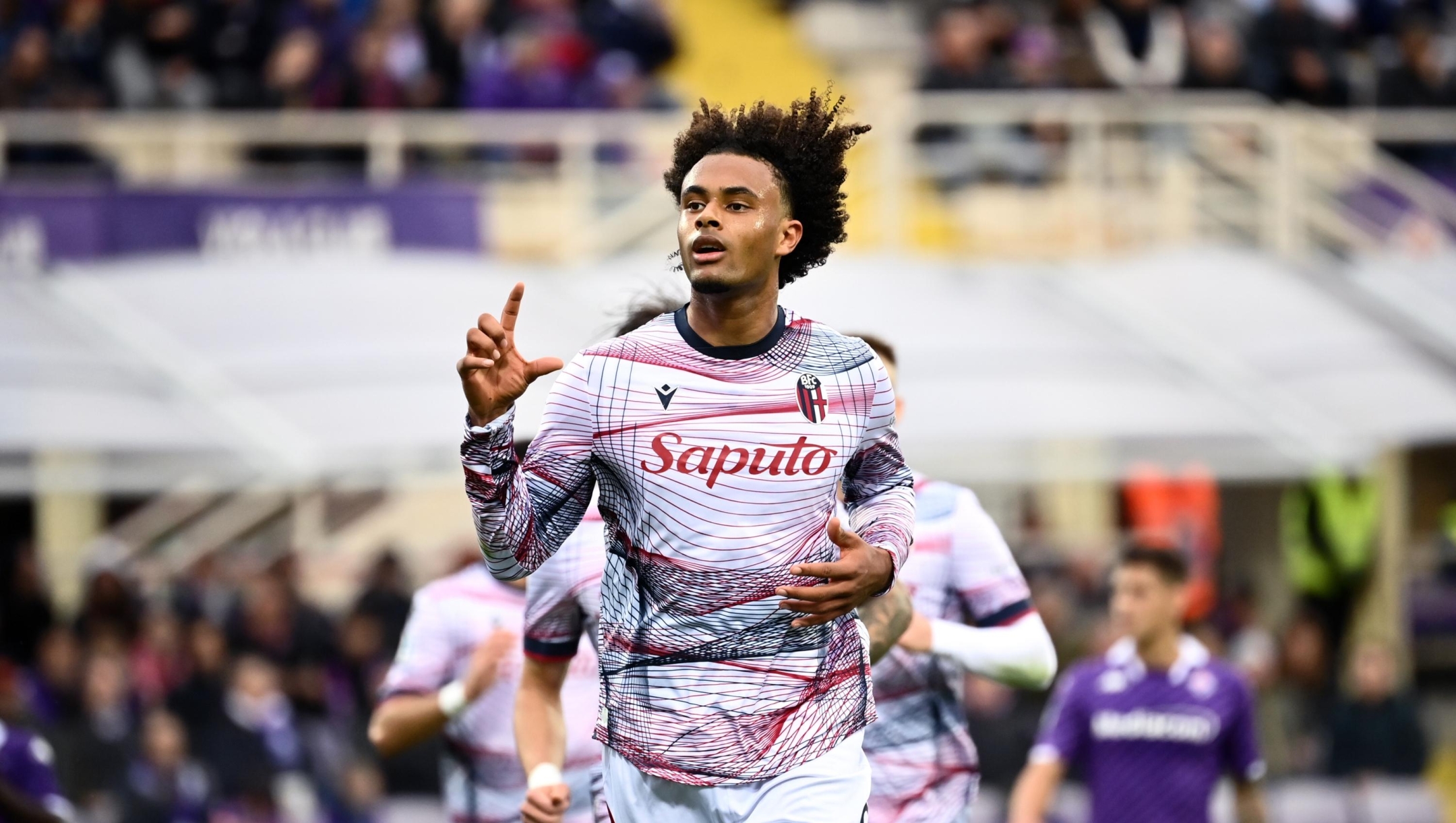 Foto Massimo Paolone/LaPresse 12 Novembre 2023 - Firenze, Italia - sport, calcio - Fiorentina vs Bologna - Campionato italiano di calcio Serie A TIM 2023/2024 - Stadio Artemio Franchi. Nella foto: Joshua Zirkzee (Bologna FC) esulta dopo aver realizzato il gol 1-1  November 12, 2023 Florence, Italy - sport, calcio - Fiorentina vs Bologna - Italian Serie A Football Championship 2023/2024 - Artemio Franchi Stadium. In the pic: Joshua Zirkzee (Bologna FC) celebrates after scoring goal 1-1