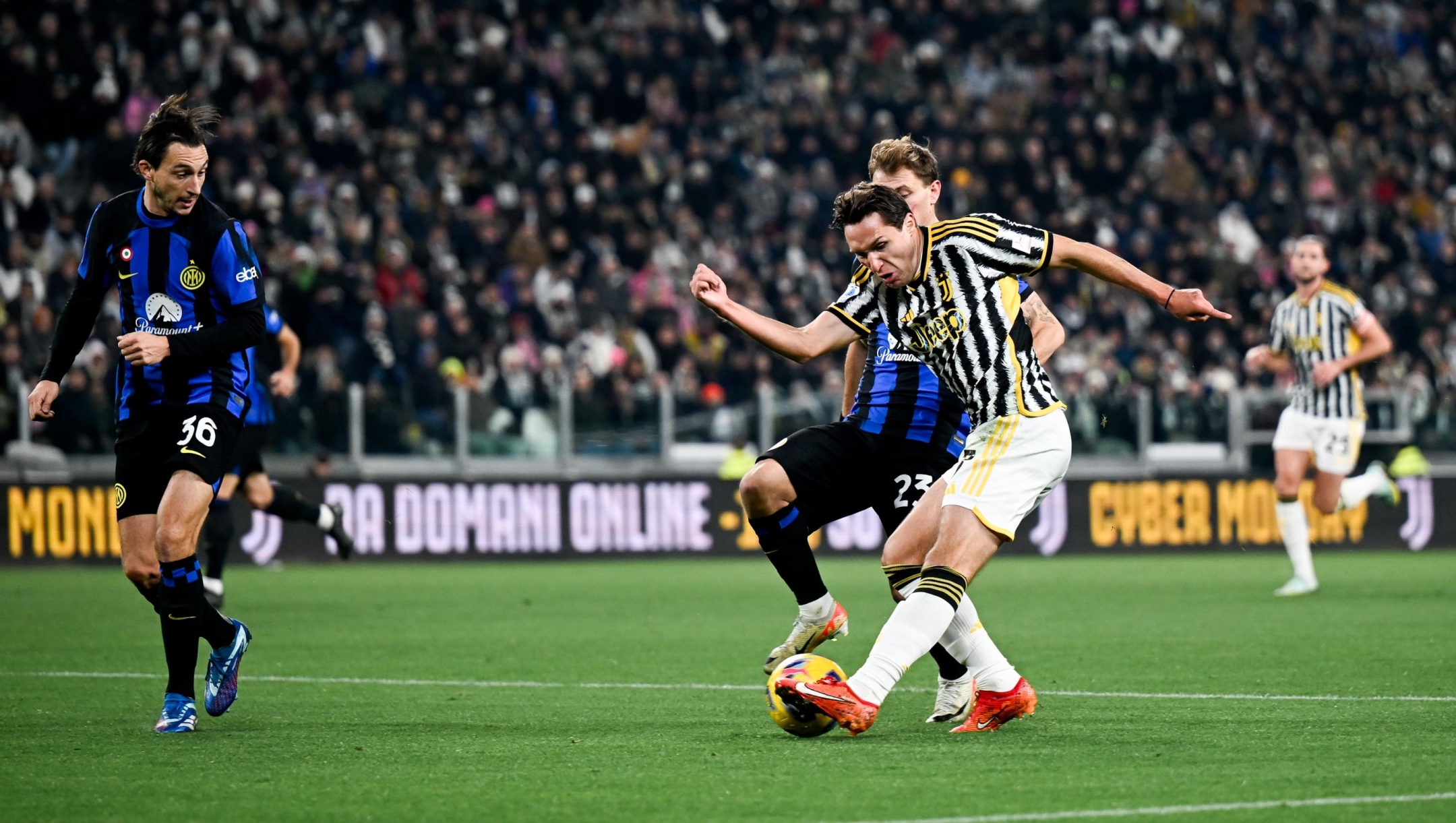 TURIN, ITALY - NOVEMBER 26: Federico Chiesa of Juventus makes an assist on his teammate Dusan Vlahovic who scores the goal during the Serie A TIM match between Juventus and FC Internazionale at Allianz Stadium on November 26, 2023 in Turin, Italy. (Photo by Daniele Badolato - Juventus FC/Juventus FC via Getty Images)