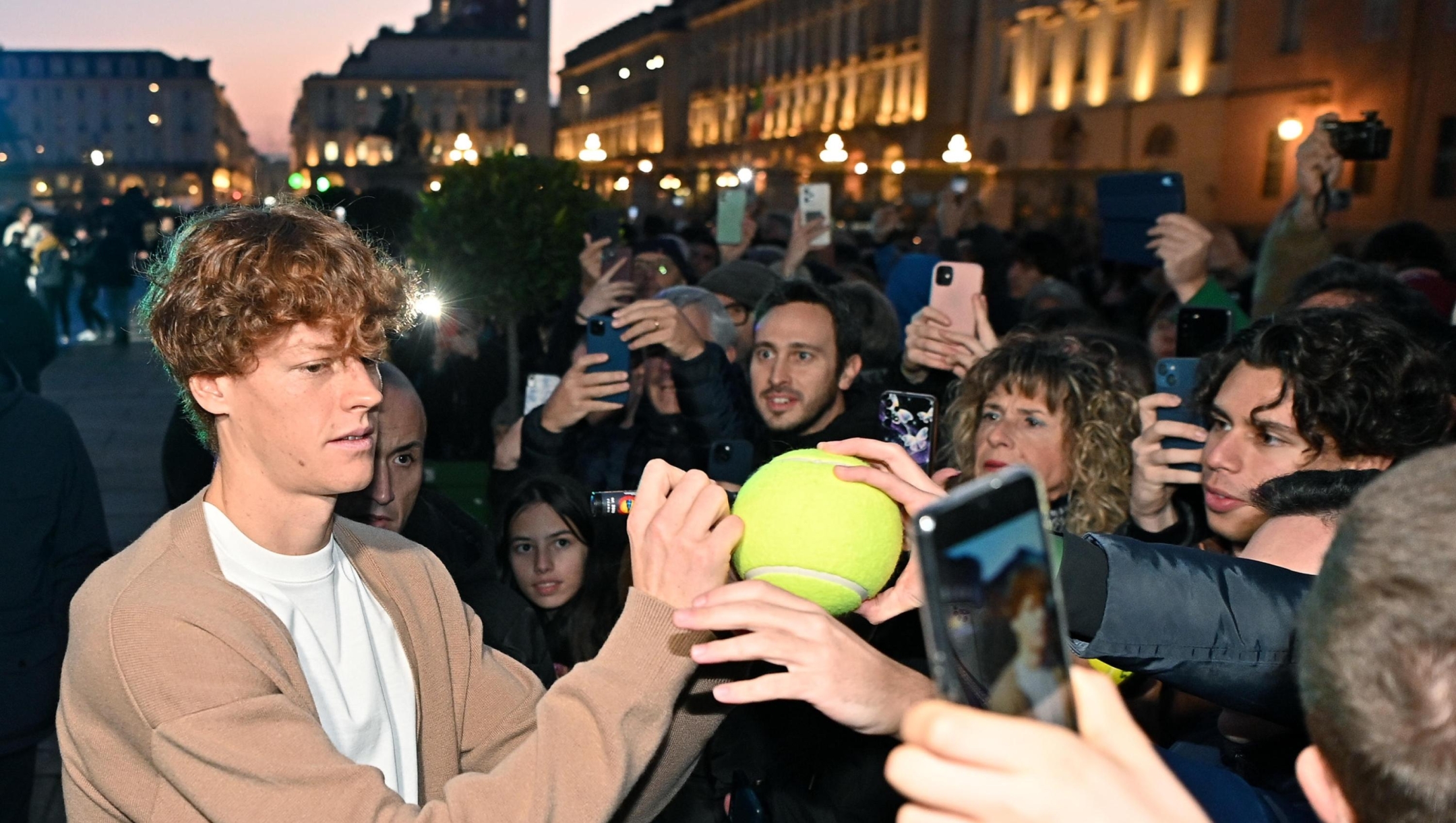 Jannik Sinner during the blue carper and media day for the presentation to the public of the eight singles players at Piazzetta Reale in Turin, Italy, 10 november 2023 ANSA/ALESSANDRO DI MARCO