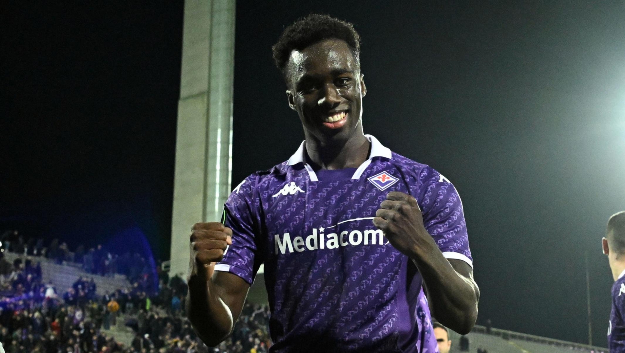 Fiorentina's defender Michael Kayode celebrates the victory at the end of the UEFA Europa Conference League Group F soccer match between   ACF Fiorentina and KRC Genk at the at Artemio Franchi Stadium in Florence, Italy, 30 November 2023 ANSA/CLAUDIO GIOVANNINI