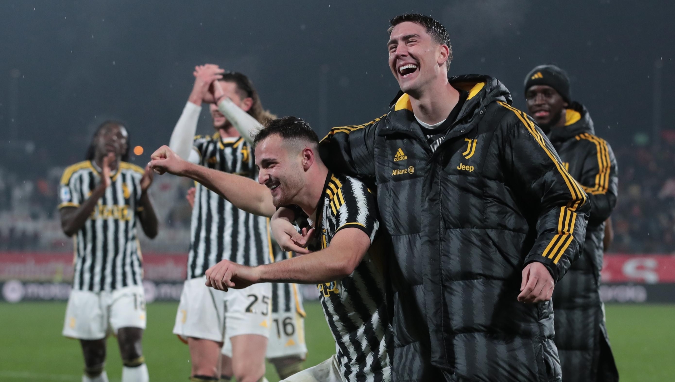 MONZA, ITALY - DECEMBER 01: Federico Gatti of Juventus (L) celebrates a victory with his teammate Dusan Vlahovic following the Serie A TIM match between AC Monza and Juventus at U-Power Stadium on December 01, 2023 in Monza, Italy. (Photo by Emilio Andreoli/Getty Images)