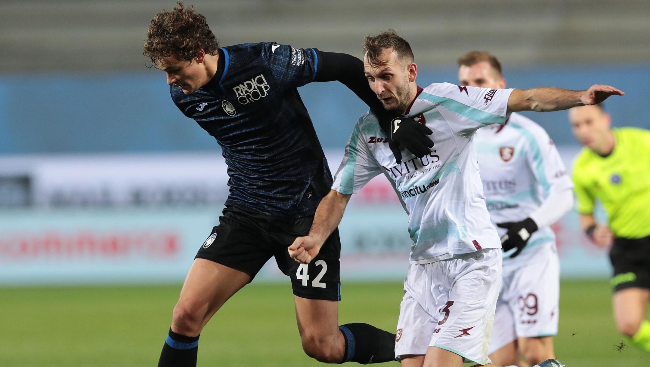 BERGAMO, ITALY - DECEMBER 18: Giorgio Scalvini of Atalanta BC holds off Norbert Gyoember of US Salernitana during the Serie A TIM match between Atalanta BC and US Salernitana at Gewiss Stadium on December 18, 2023 in Bergamo, Italy. (Photo by Emilio Andreoli/Getty Images)