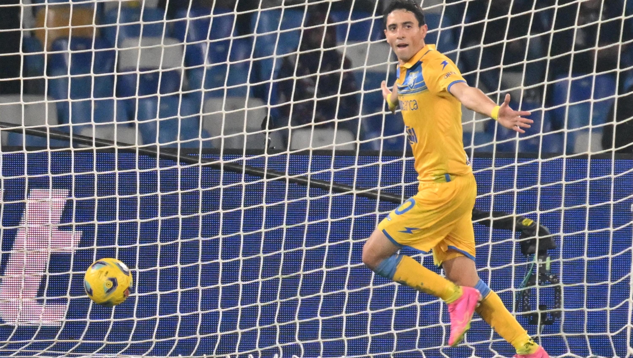 Frosinone?s forward Giuseppe Caso  jubilates with his teammate after scoring the goal   during the match valid for the round of 16 of the Coppa Italia between  Ssc Napoli  and Frosinone Calcio   at ' Diego Armando Maradona' stadiun in Naples, Italy, 19 december   2023 ANSA / CIRO FUSCO