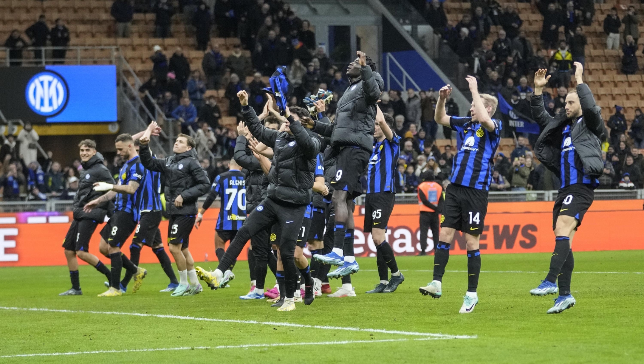 Inter Milan's team players celebrate after the Serie A soccer match between Inter Milan and Lecce at the San Siro stadium in Milan, Italy, Saturday, Dec. 23, 2023. (AP Photo/Luca Bruno)