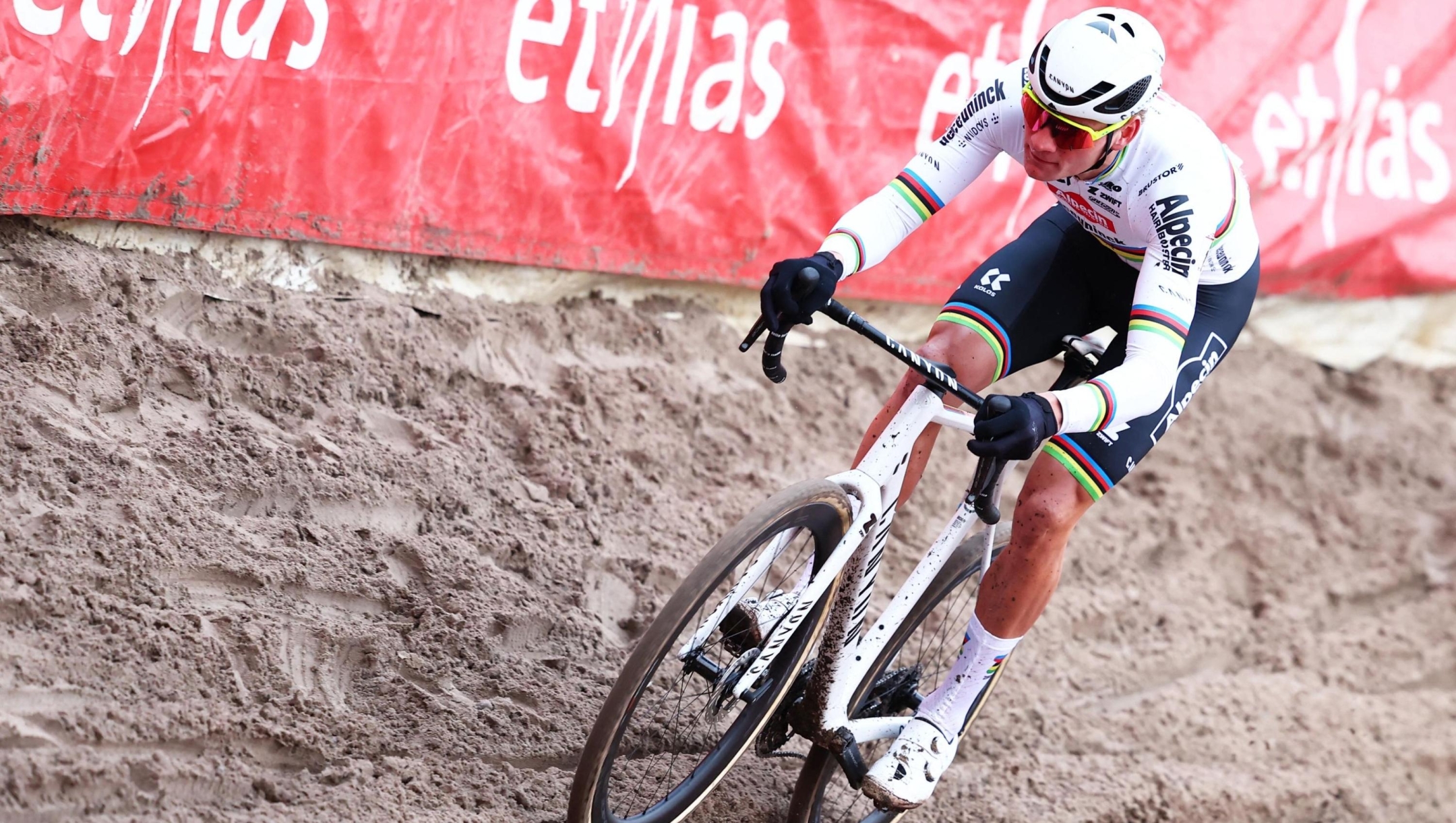 Ciclocross, Van der Poel è il più grande di sempre, movimento boom Gazzetta.it