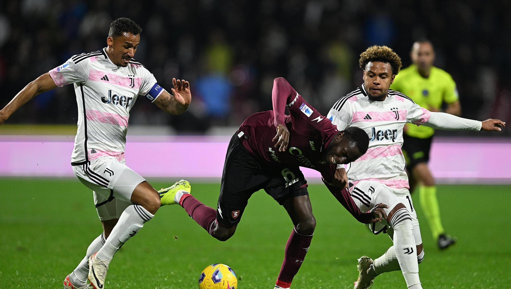 SALERNO, ITALY - JANUARY 07: Junior Sambia of US Salernitana battles for possession with Danilo and Weston McKennie of Juventus during the Serie A TIM match between US Salernitana and Juventus at Stadio Arechi on January 07, 2024 in Salerno, Italy. (Photo by Francesco Pecoraro/Getty Images)