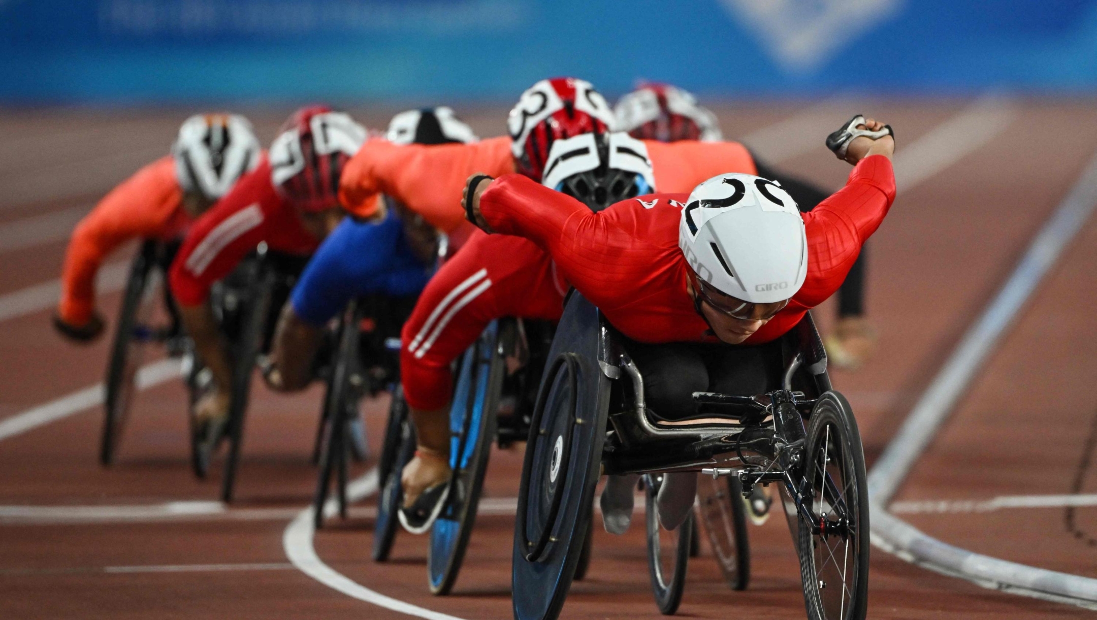 Athletes compete in the men's 5000m-T54 final at the Huanglong Sport Centre Stadium during the 2022 Asian Para Games in Hangzhou in China's eastern Zhejiang province on October 23, 2023. (Photo by Hector RETAMAL / AFP)