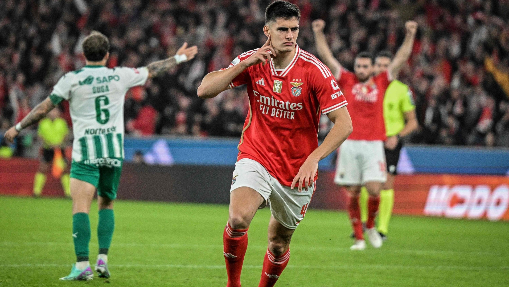 Benfica's Portuguese defender #04 Antonio Silva celebrates after scoring during the Portuguese League football match between SL Benfica and Rio Ave FC at the Luz stadium in Lisbon, on January 14, 2024. (Photo by PATRICIA DE MELO MOREIRA / AFP)