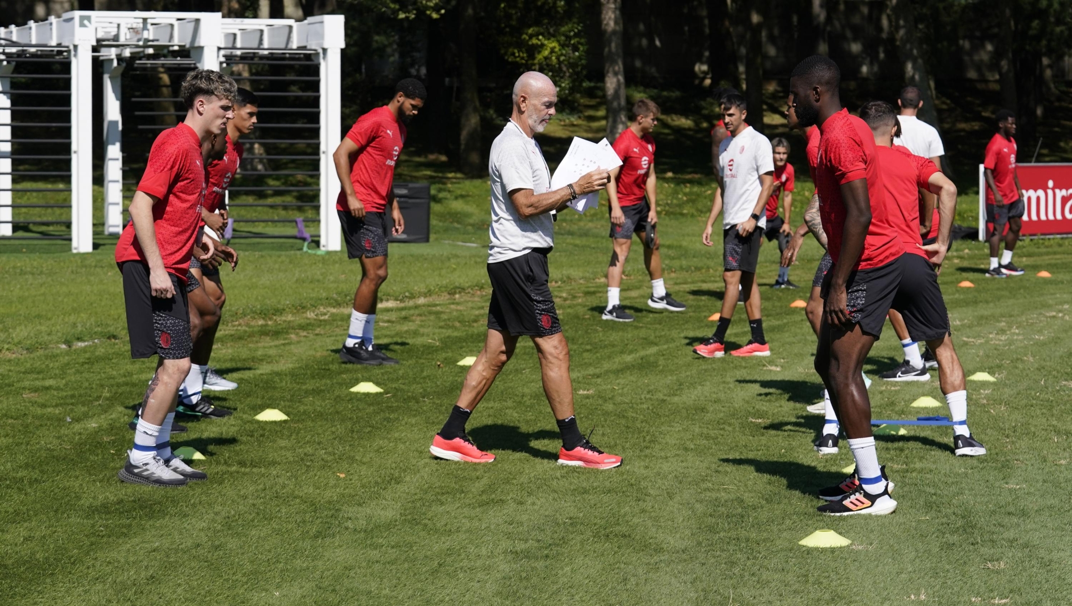 CAIRATE, ITALY - AUGUST 07:  Stefano Pioli Head coach of AC Milan attends an AC Milan Training Session at Milanello on August 07, 2023 in Cairate, Italy. (Photo by Pier Marco Tacca/AC Milan via Getty Images)