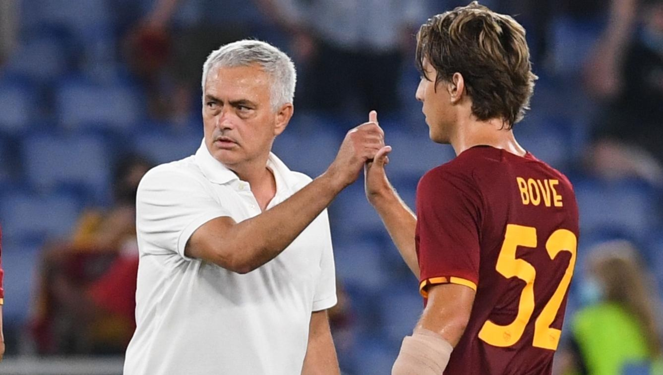 ROME, ITALY - AUGUST 22: Jose Mourinho head coach of AS Roma high-fives bar to Edoardo Bove of AS Roma during the Serie A match between AS Roma v ACF Fiorentina at Stadio Olimpico on August 22, 2021 in Rome, Italy. (Photo by Silvia Lore/Getty Images)